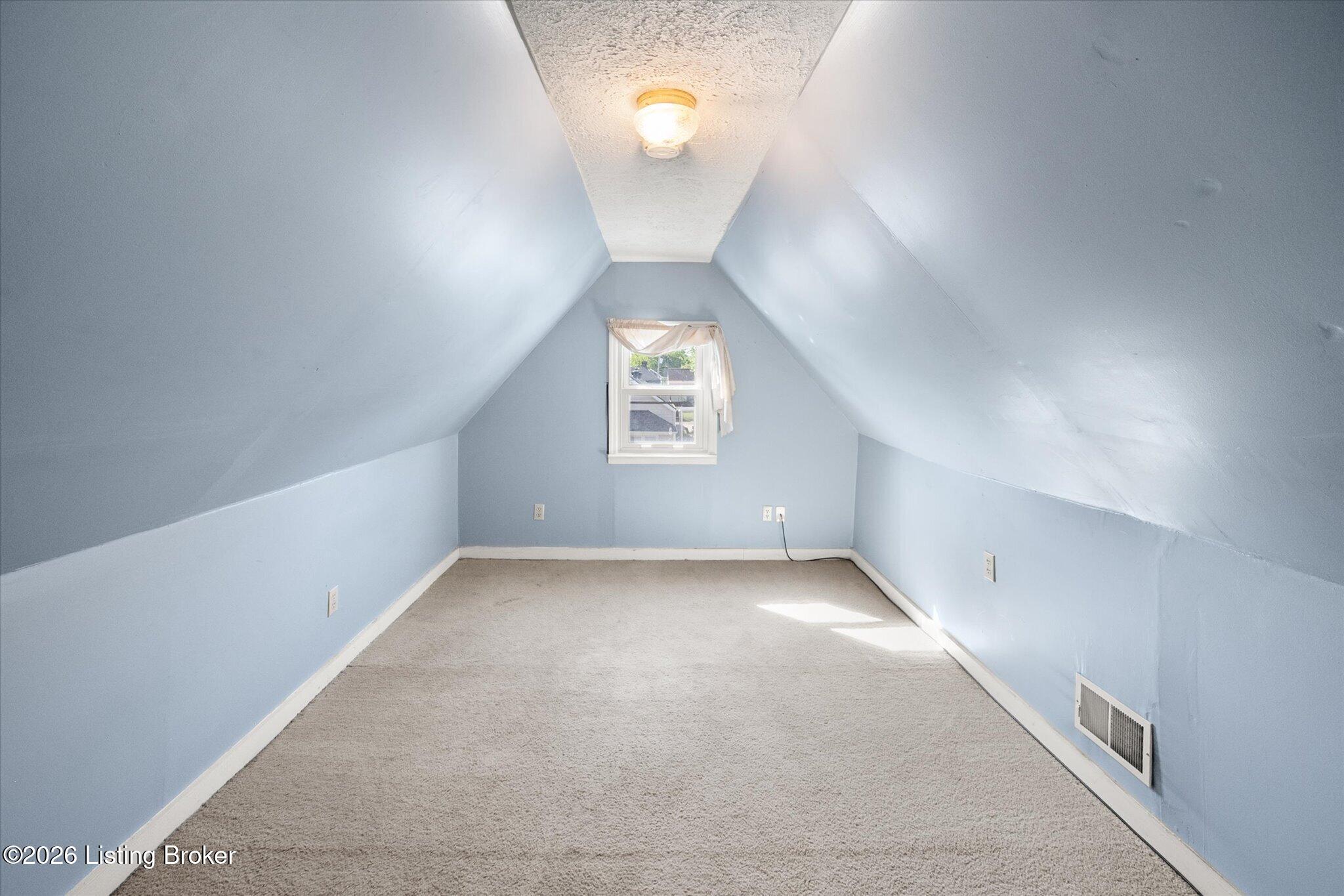 665 Lynn St Property Photo 14