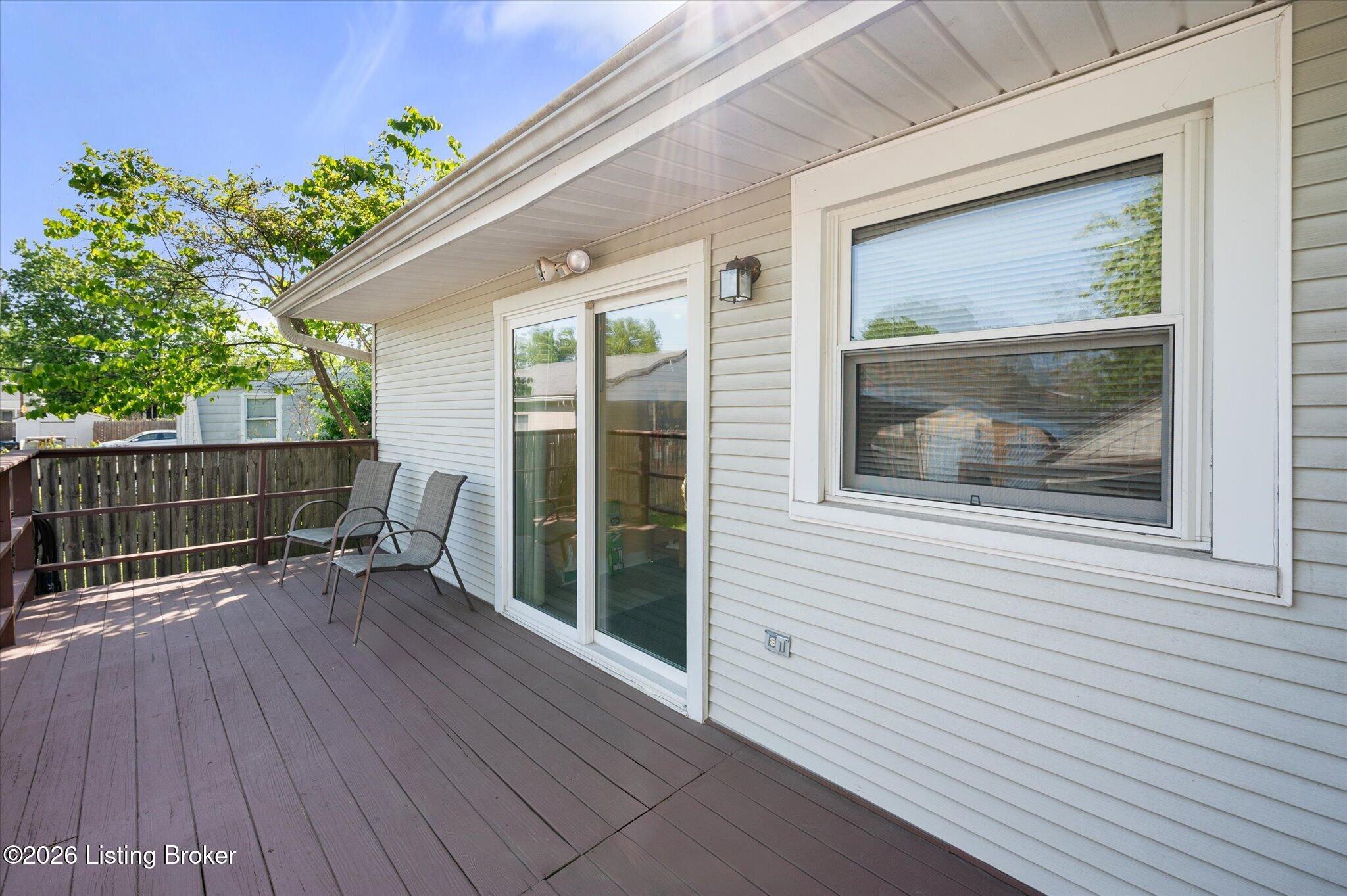 665 Lynn St Property Photo 17