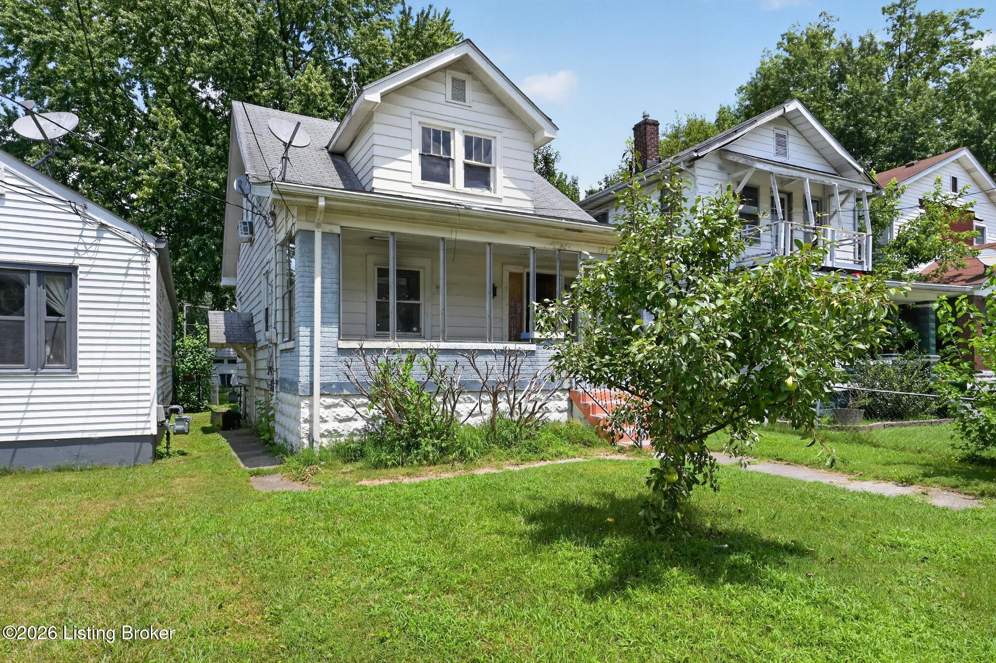 721 Denmark St Property Photo 2