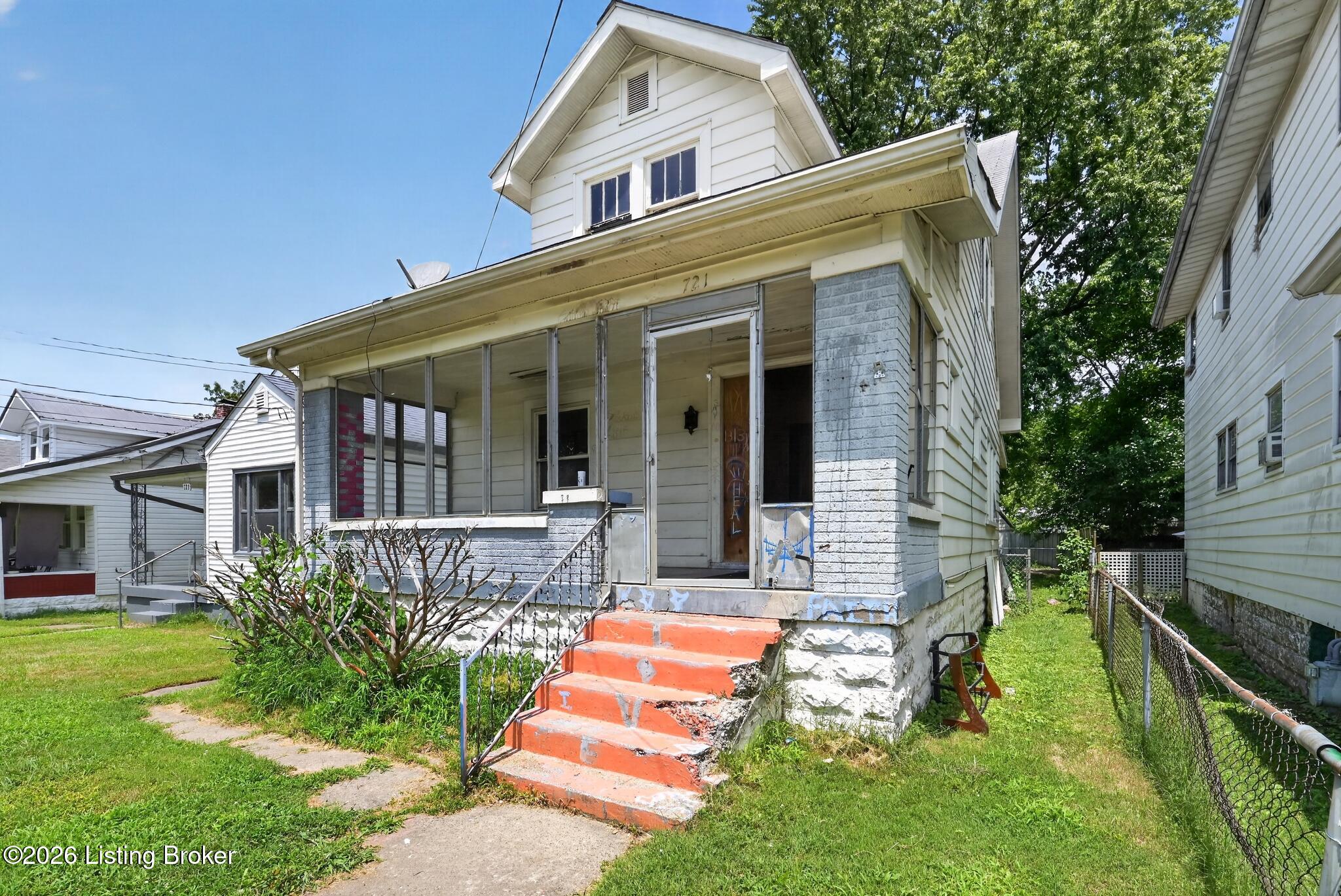 721 Denmark St Property Photo 3