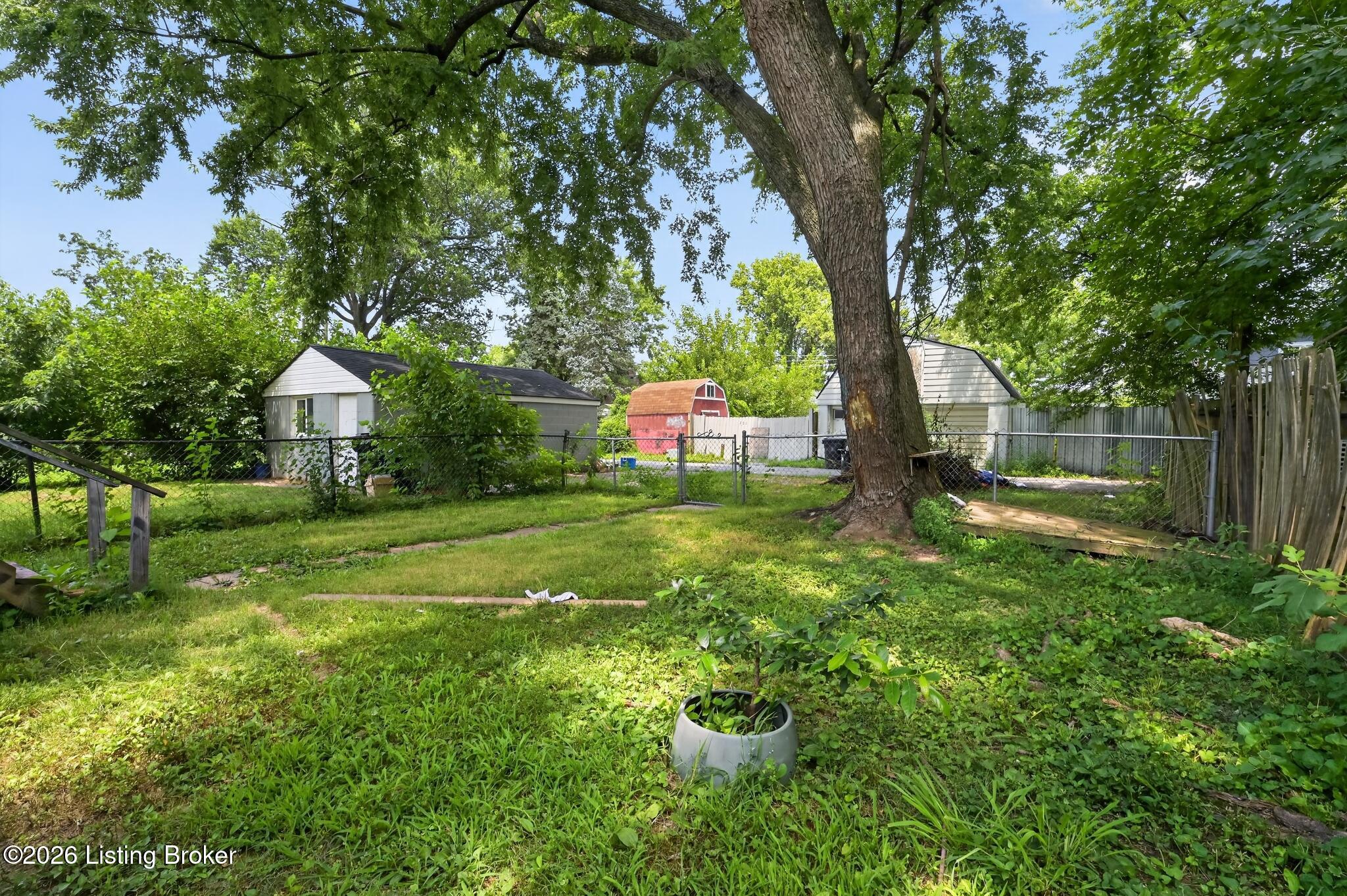 721 Denmark St Property Photo 4