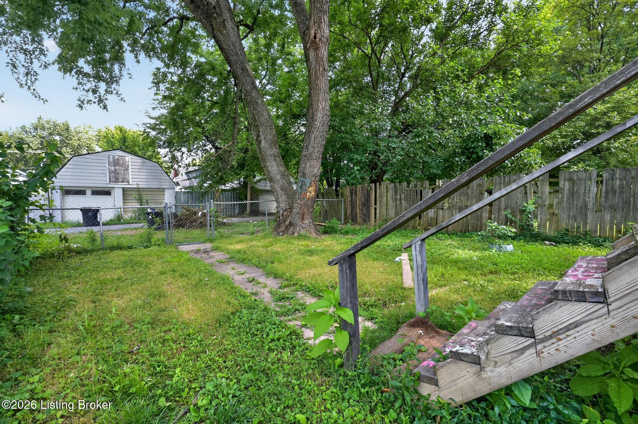721 Denmark St Property Photo 5