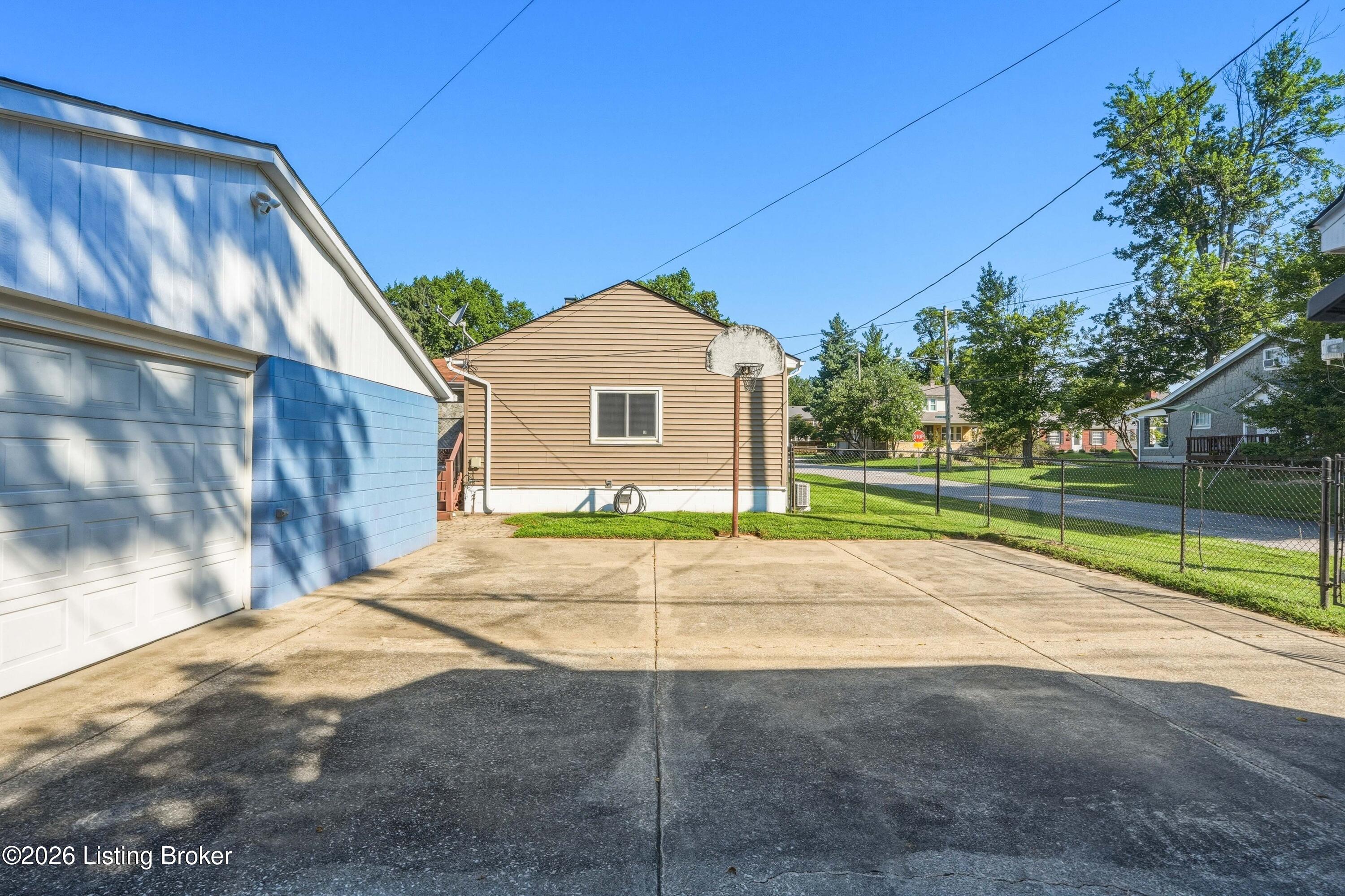 2124 Winston Ave Property Photo 42