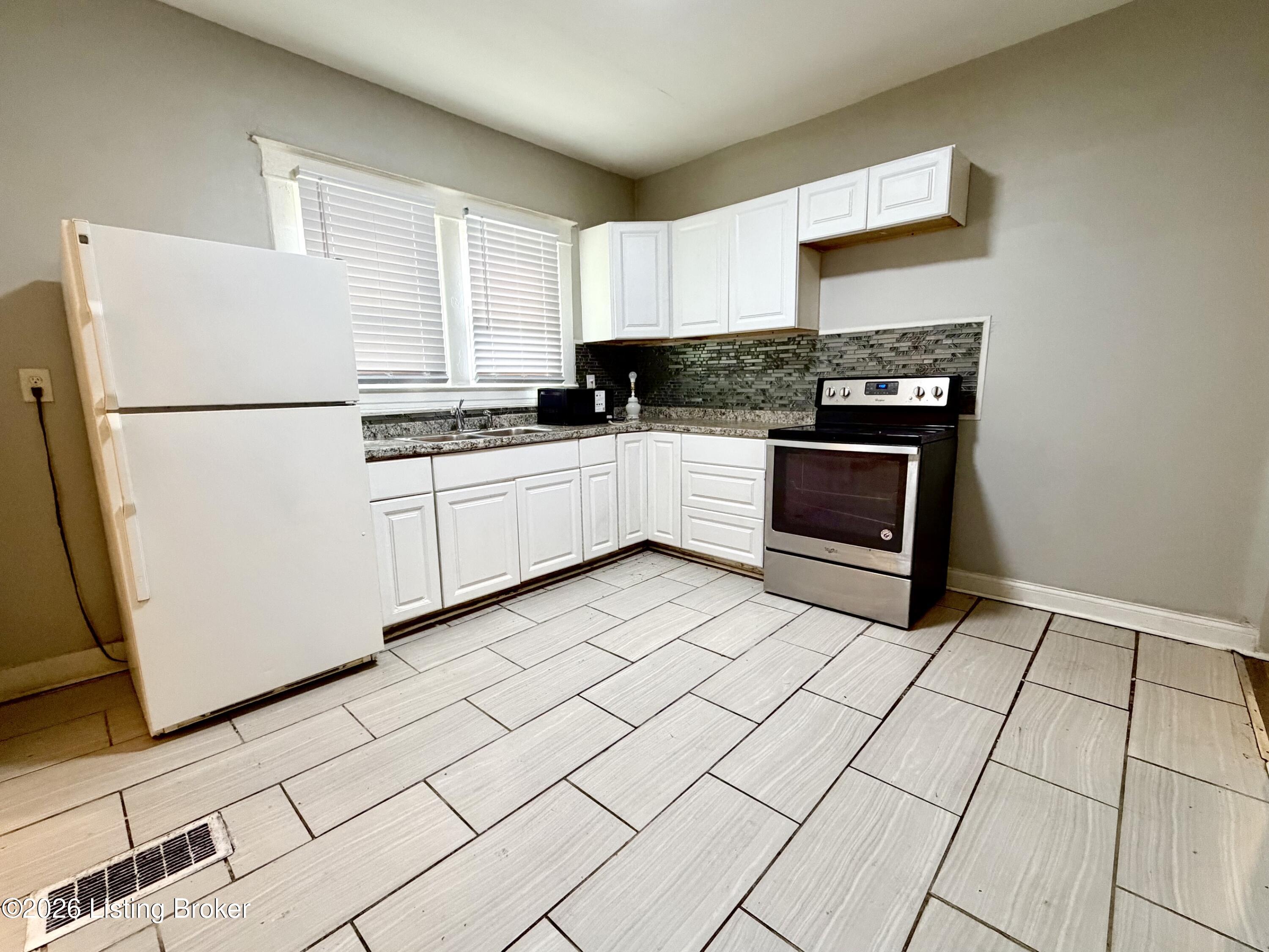 1456 Beech St Property Photo 4