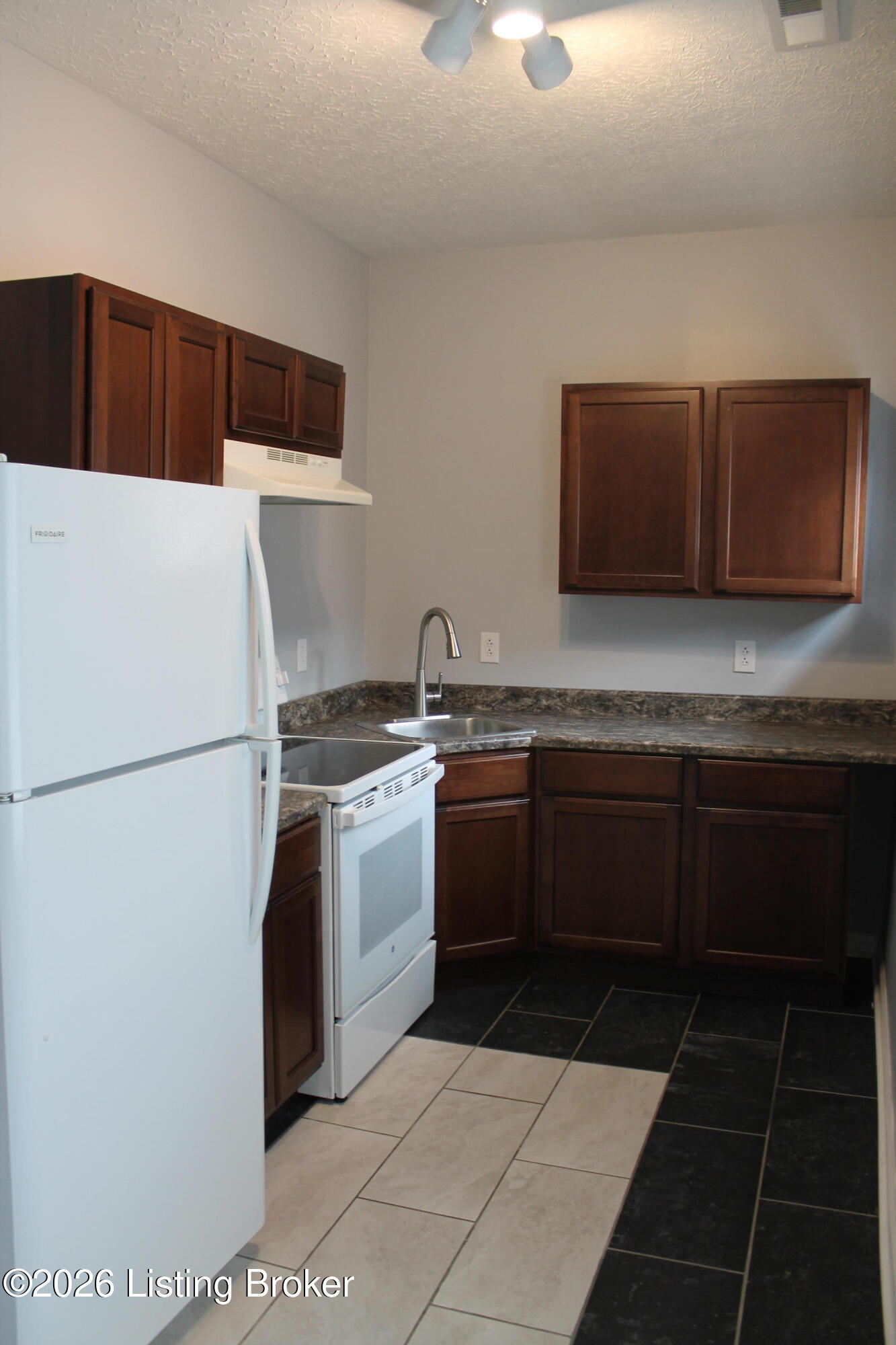 952 S Floyd St 202 Property Photo 4