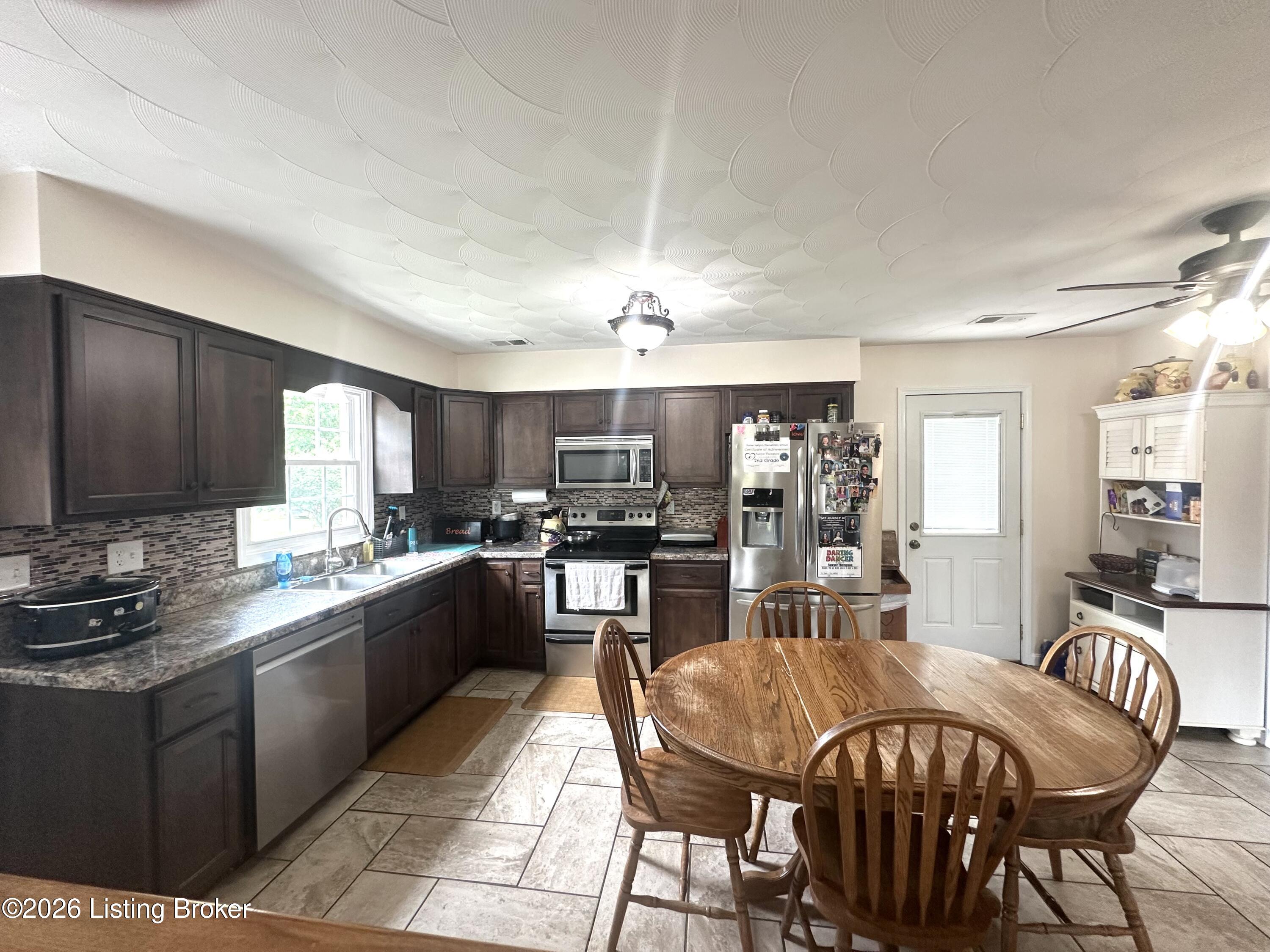 110 Pineview Dr Property Photo 3