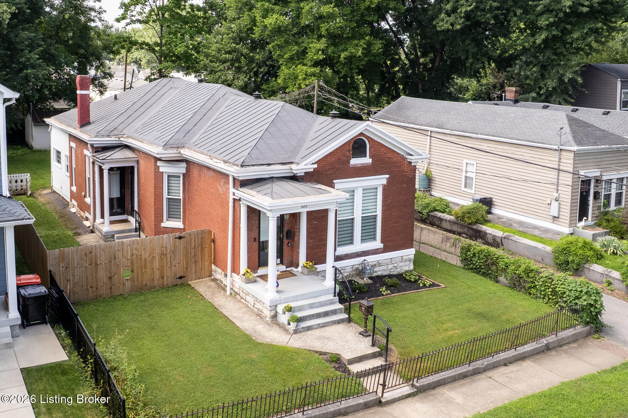 1032 Mary St Property Photo 1