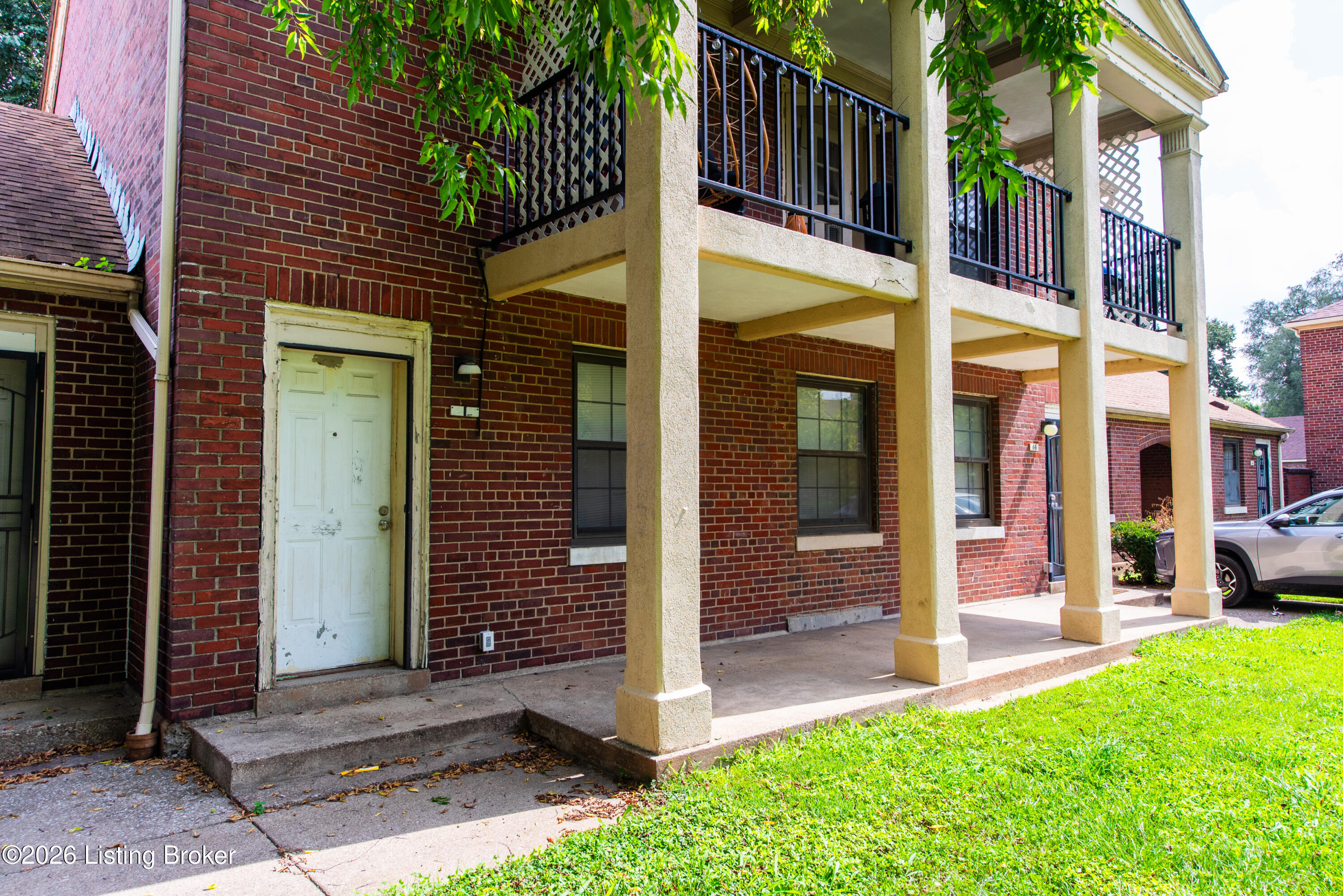 1 College Ct Property Photo 2