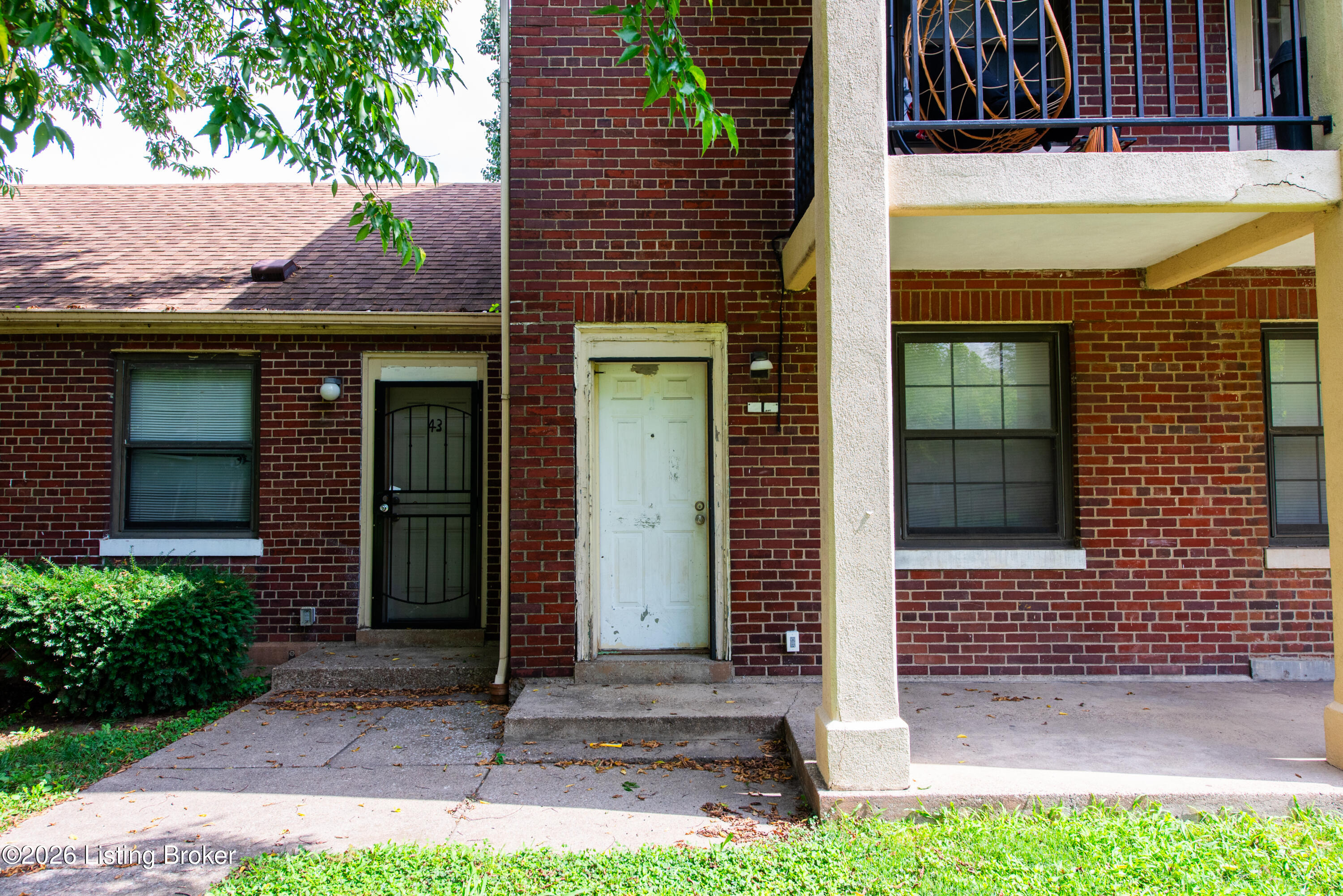 1 College Ct Property Photo 3