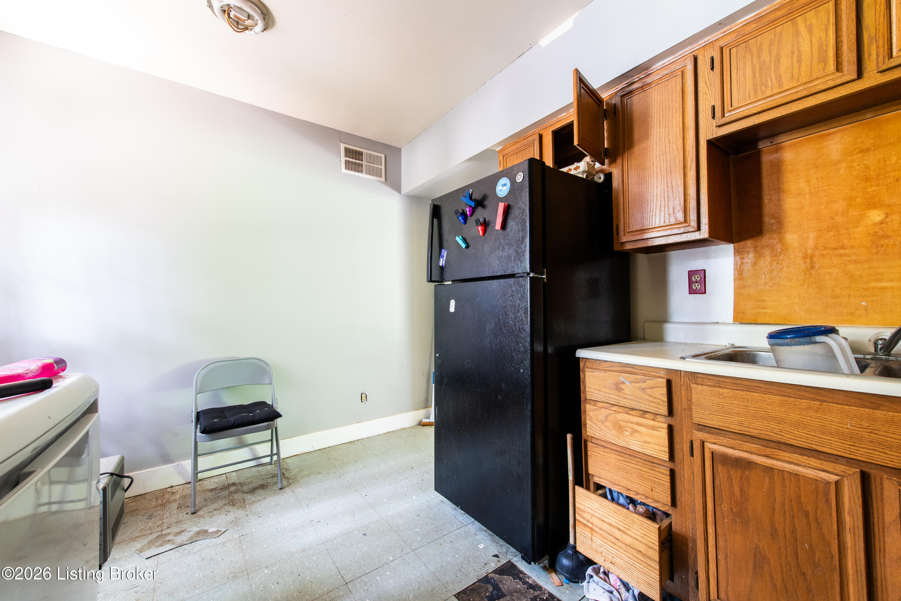 1 College Ct Property Photo 9