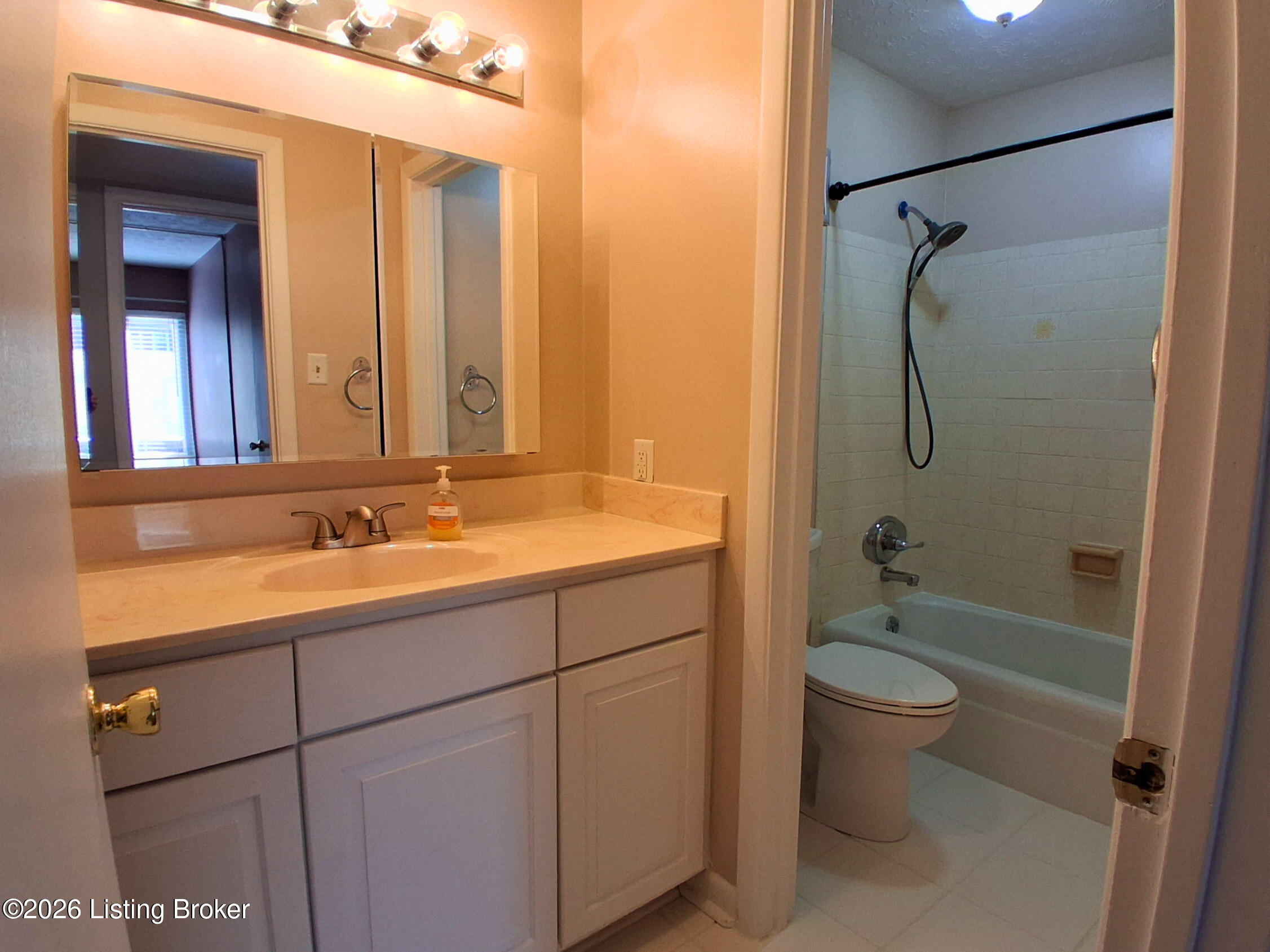 1935 Gardiner Ln H117 Property Photo 11