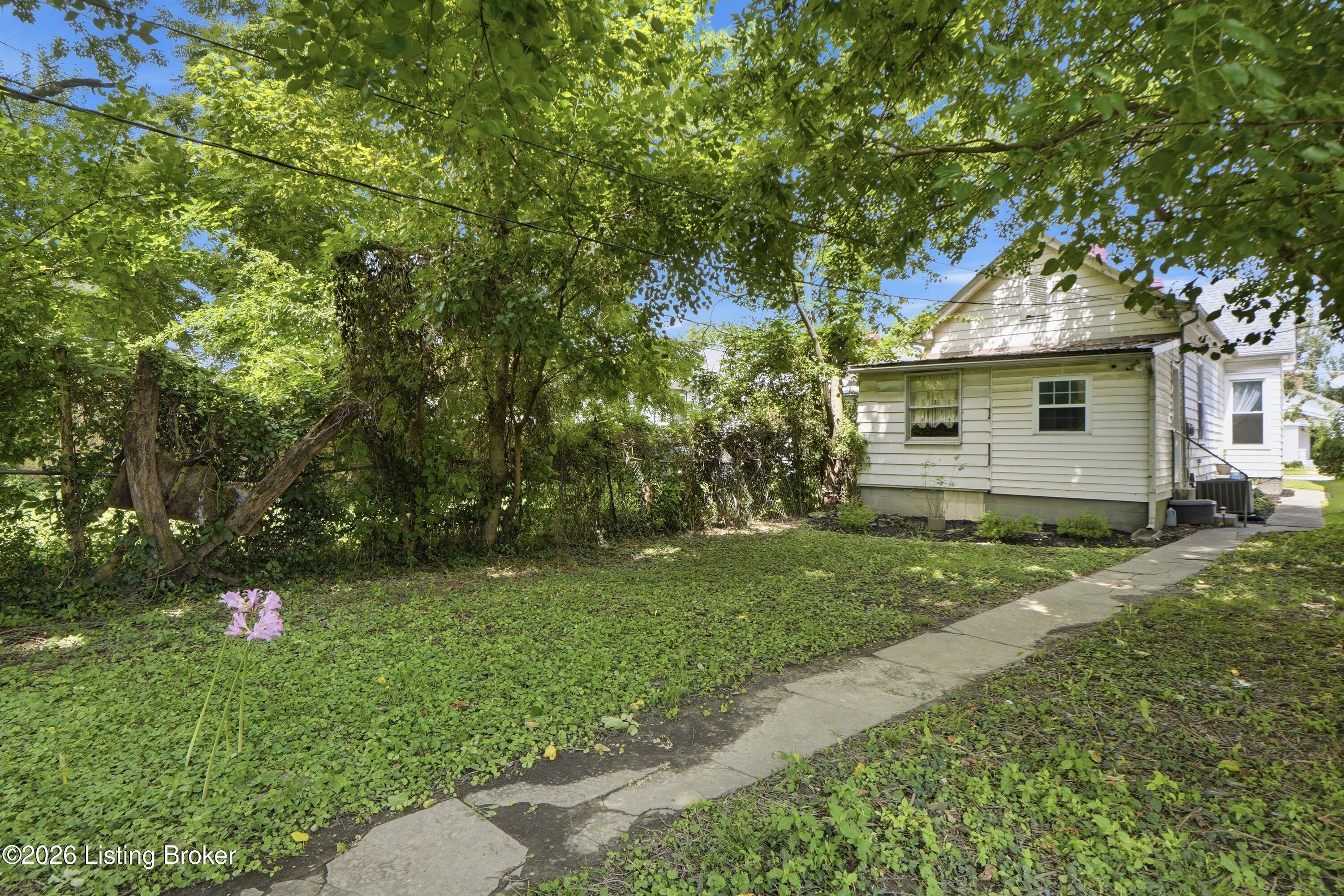 944 E Maple St Property Photo 27