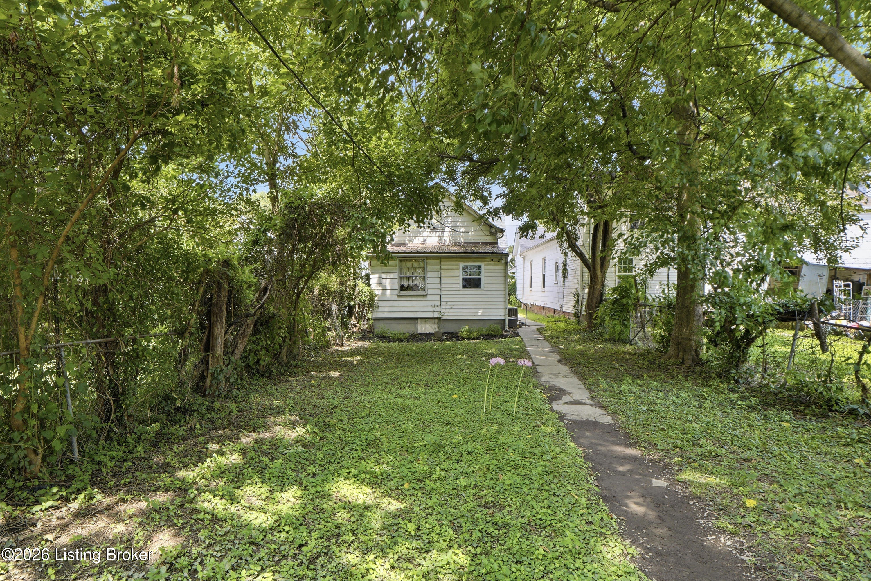 944 E Maple St Property Photo 28