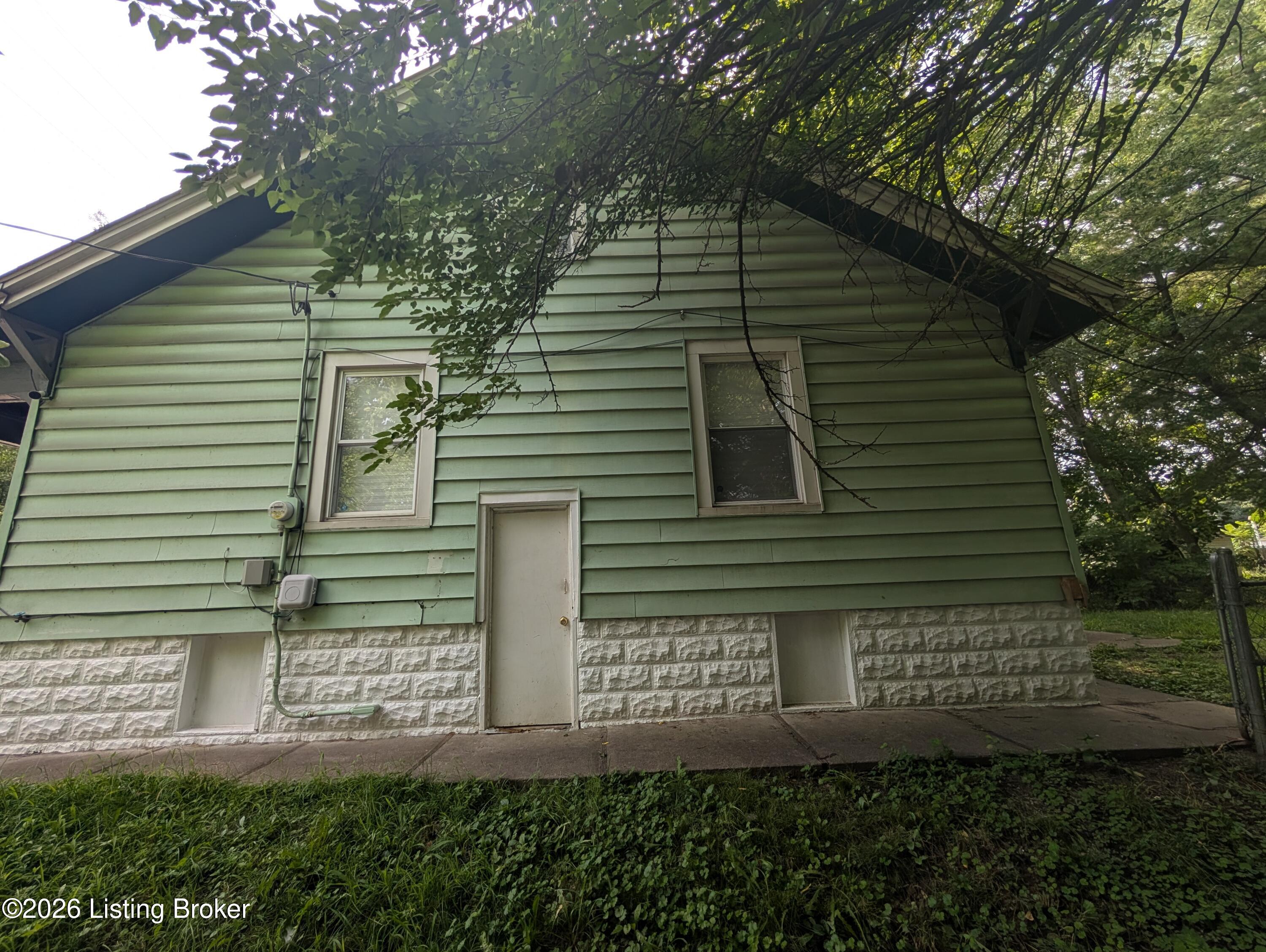 3225 W Jefferson St Property Photo 3
