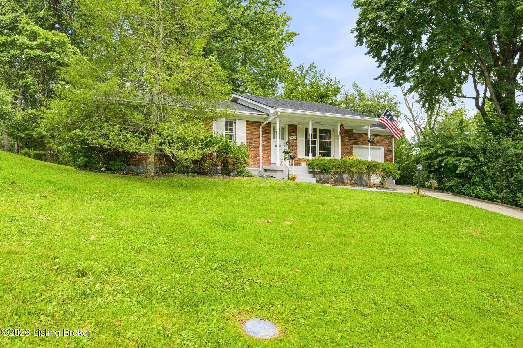 7404 Royalwood Dr Property Photo 5