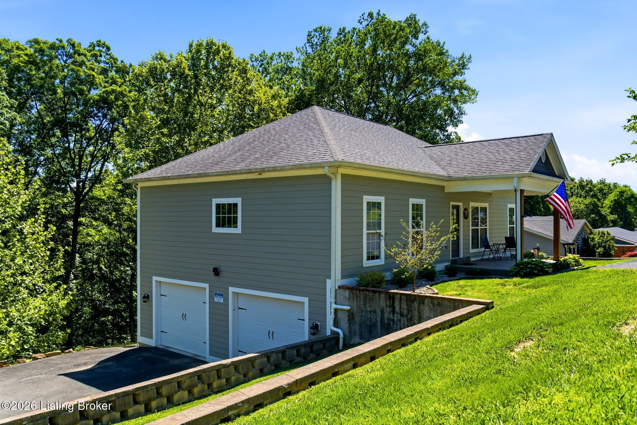 2718 Windsor Forest Dr Property Photo 3