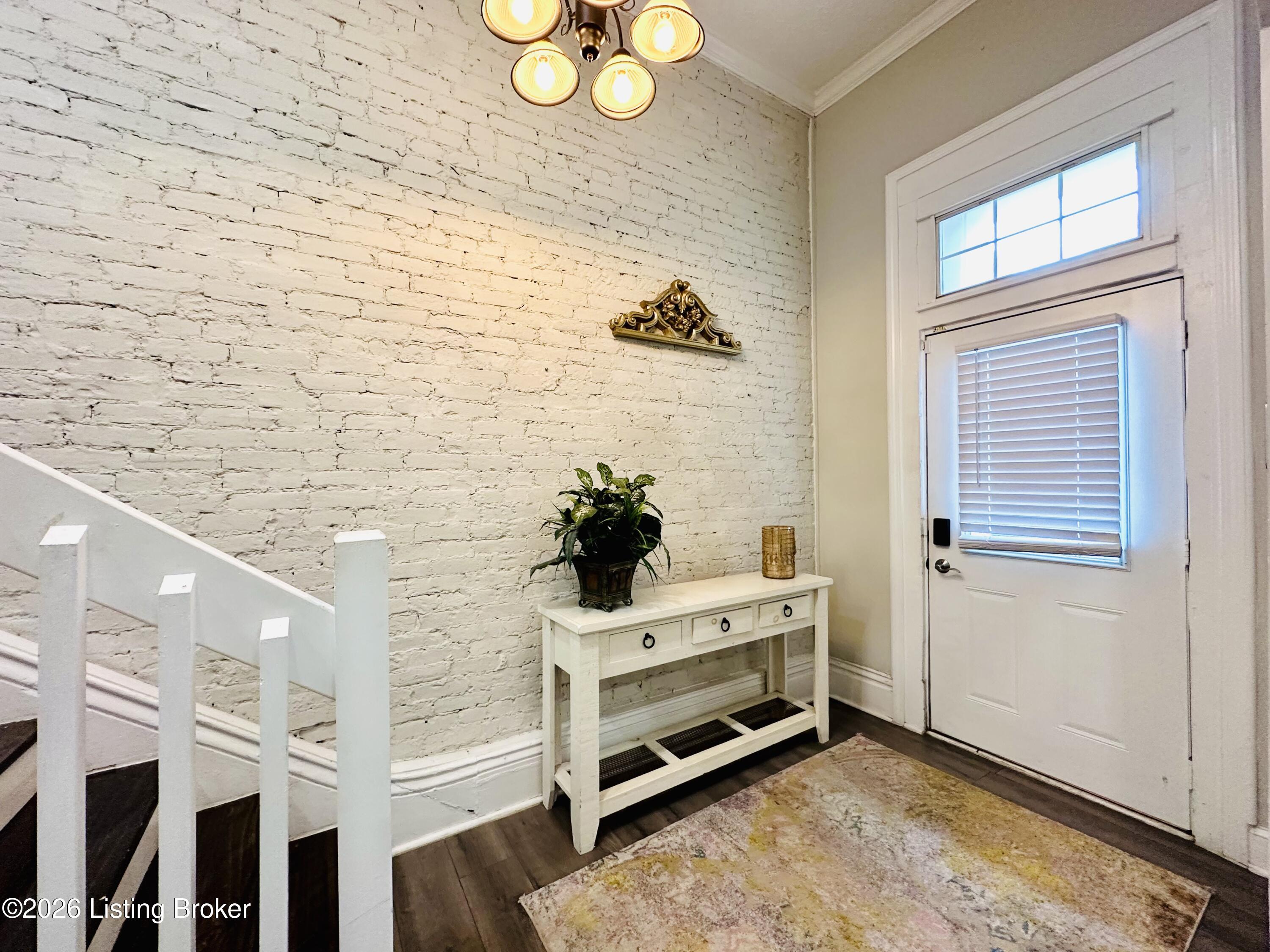 227 E Oak St Property Photo 4