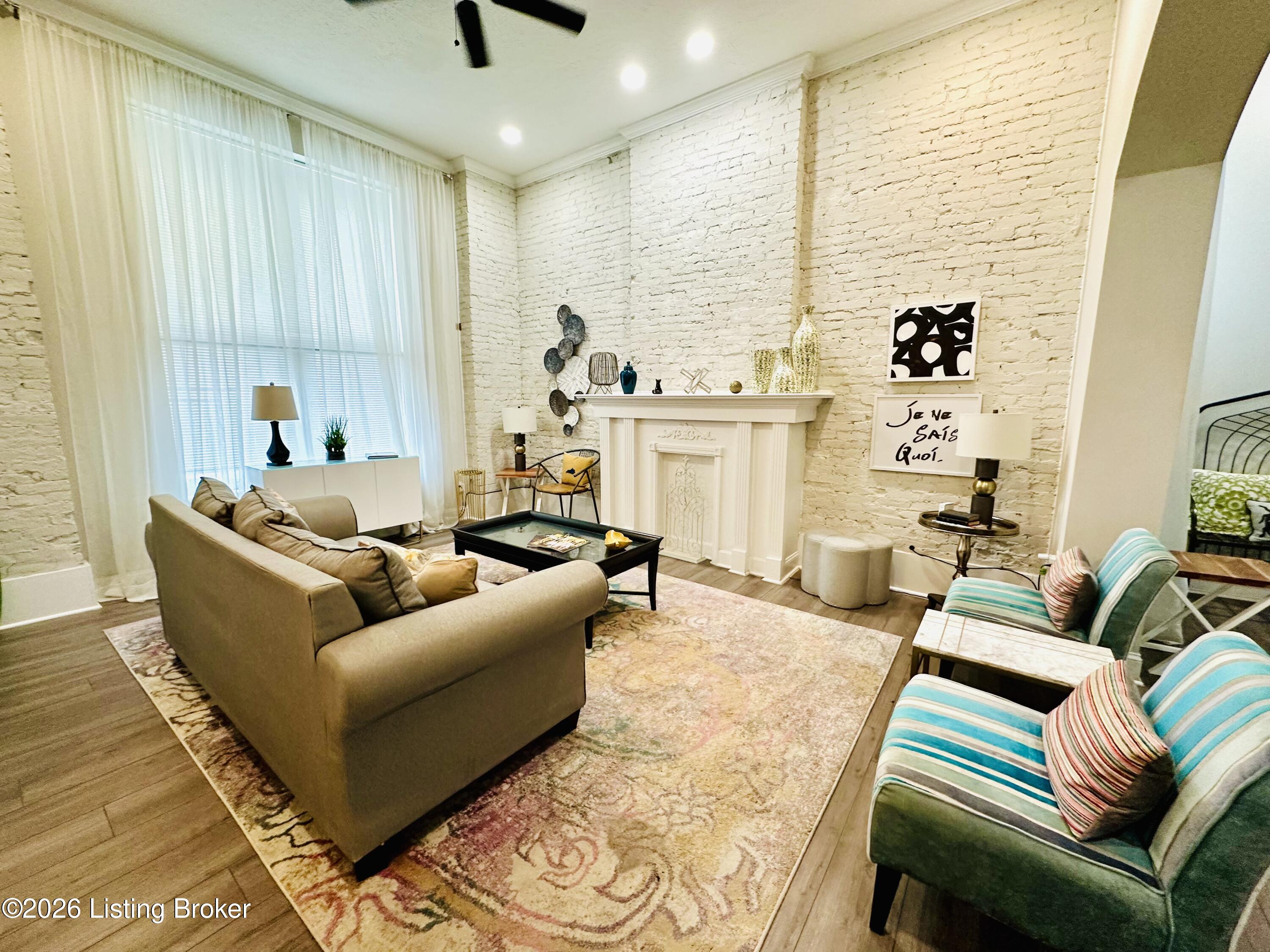 227 E Oak St Property Photo 6