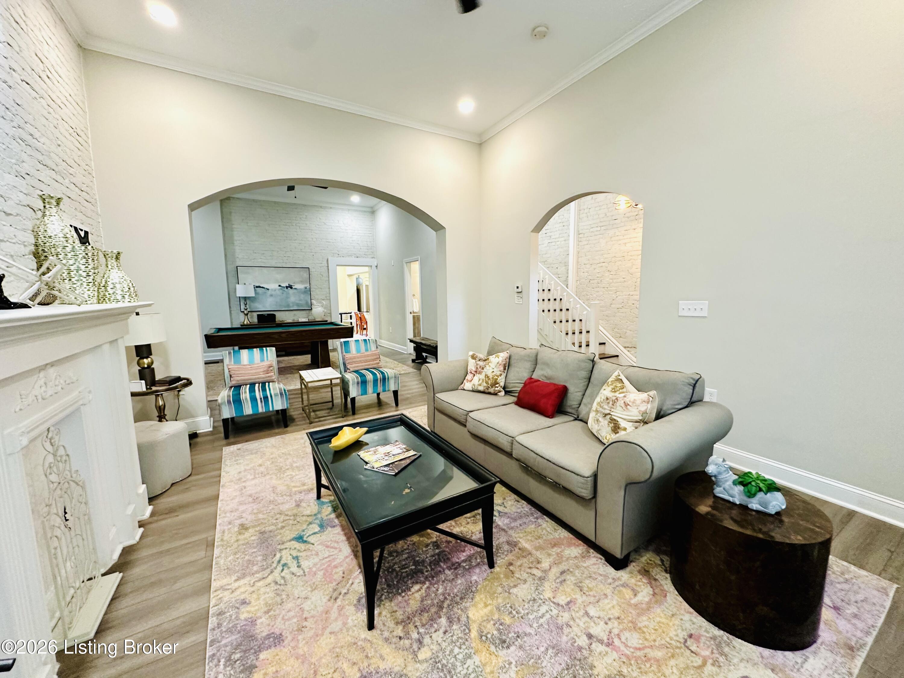 227 E Oak St Property Photo 8