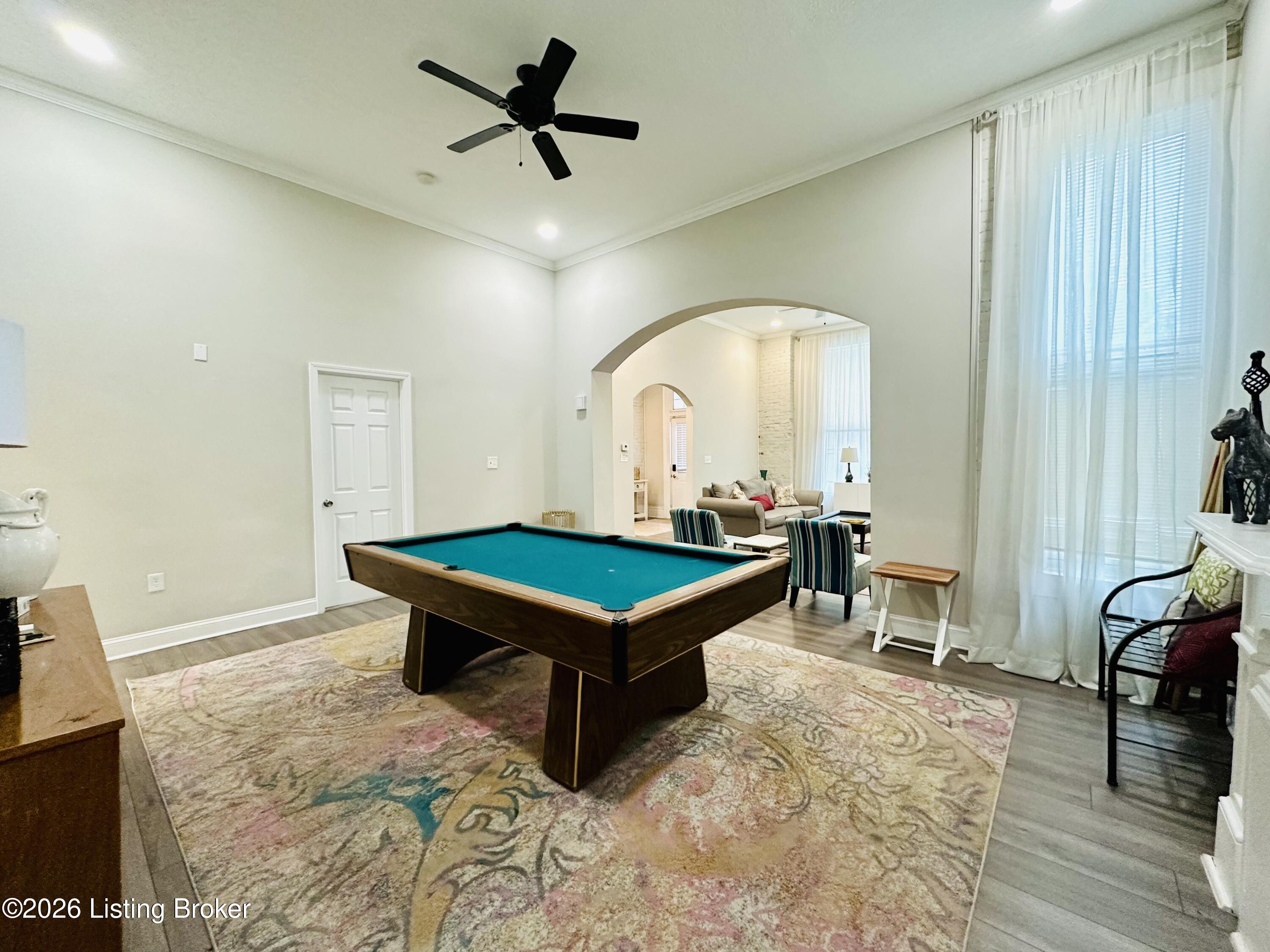 227 E Oak St Property Photo 11