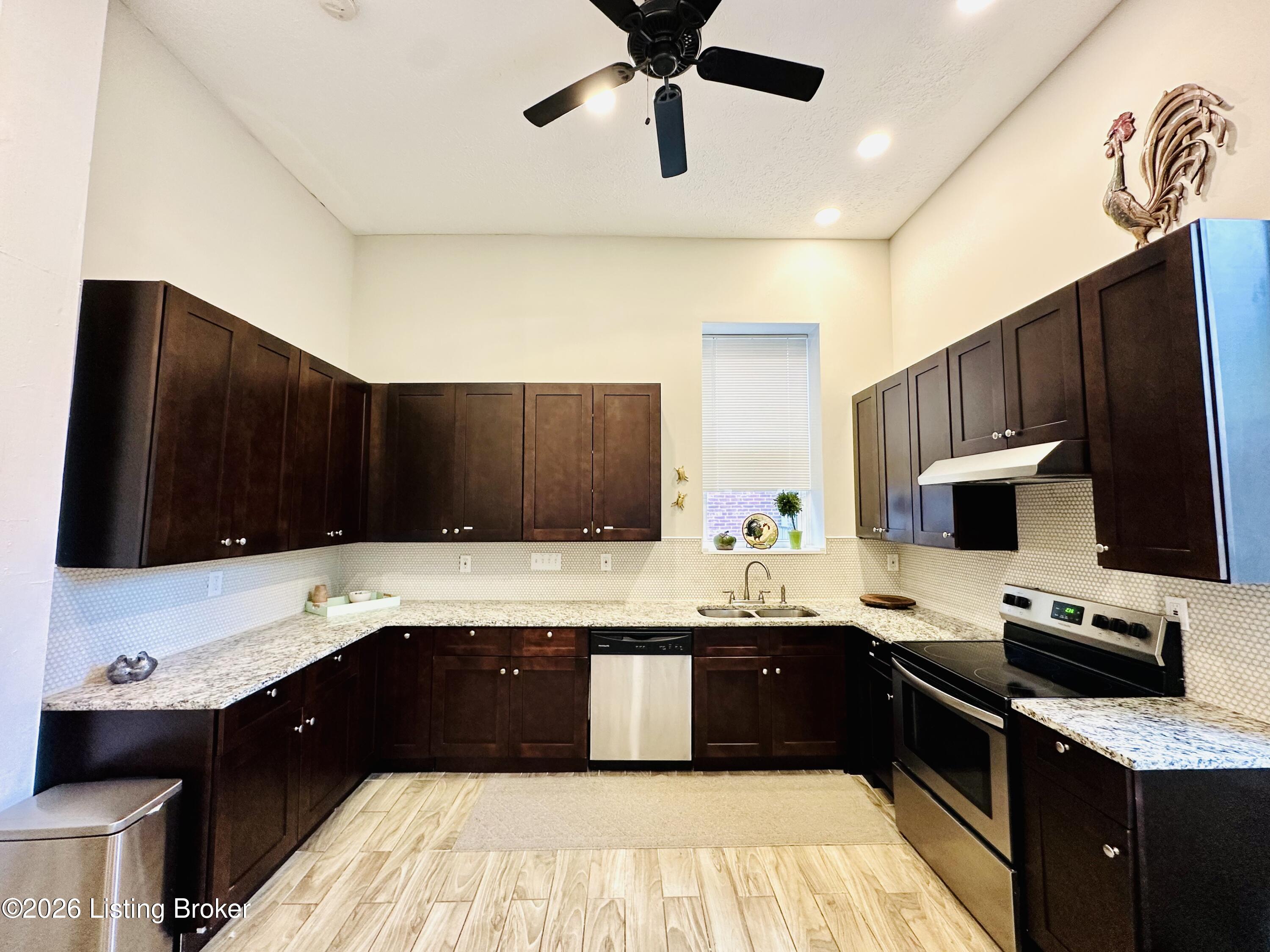 227 E Oak St Property Photo 16