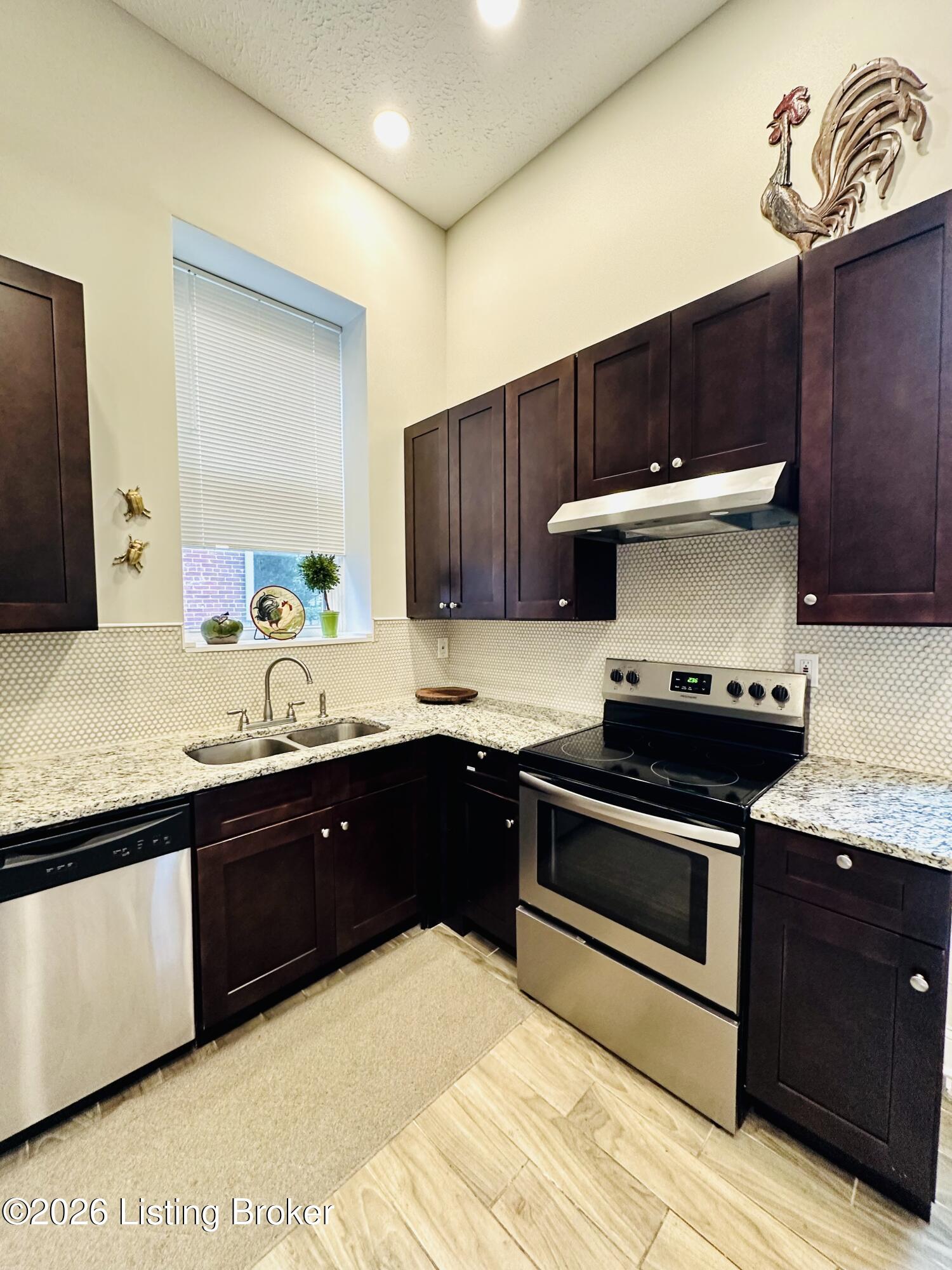 227 E Oak St Property Photo 18