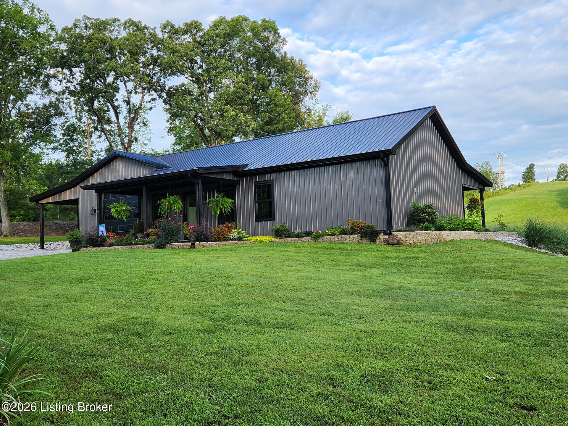 11 Halbrook Ln Property Photo 1