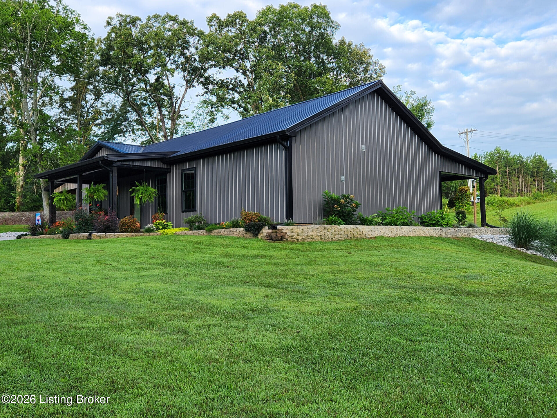 11 Halbrook Ln Property Photo 3
