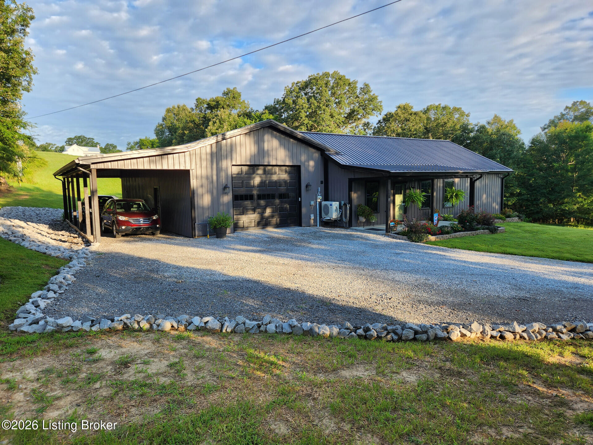 11 Halbrook Ln Property Photo 7