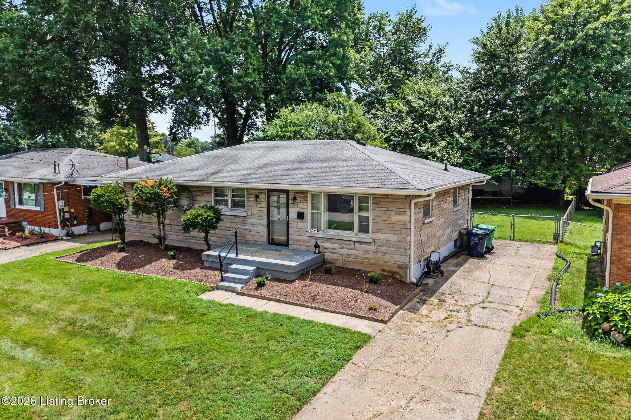 2238 Amboy Dr Property Photo 2