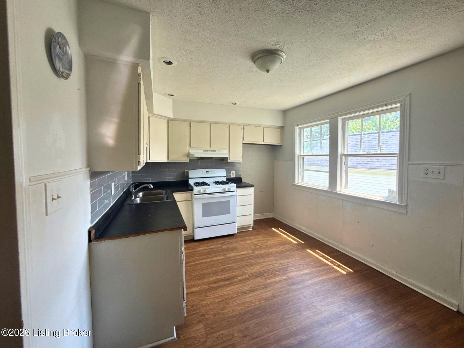 2901 Montana Ave Property Photo 5