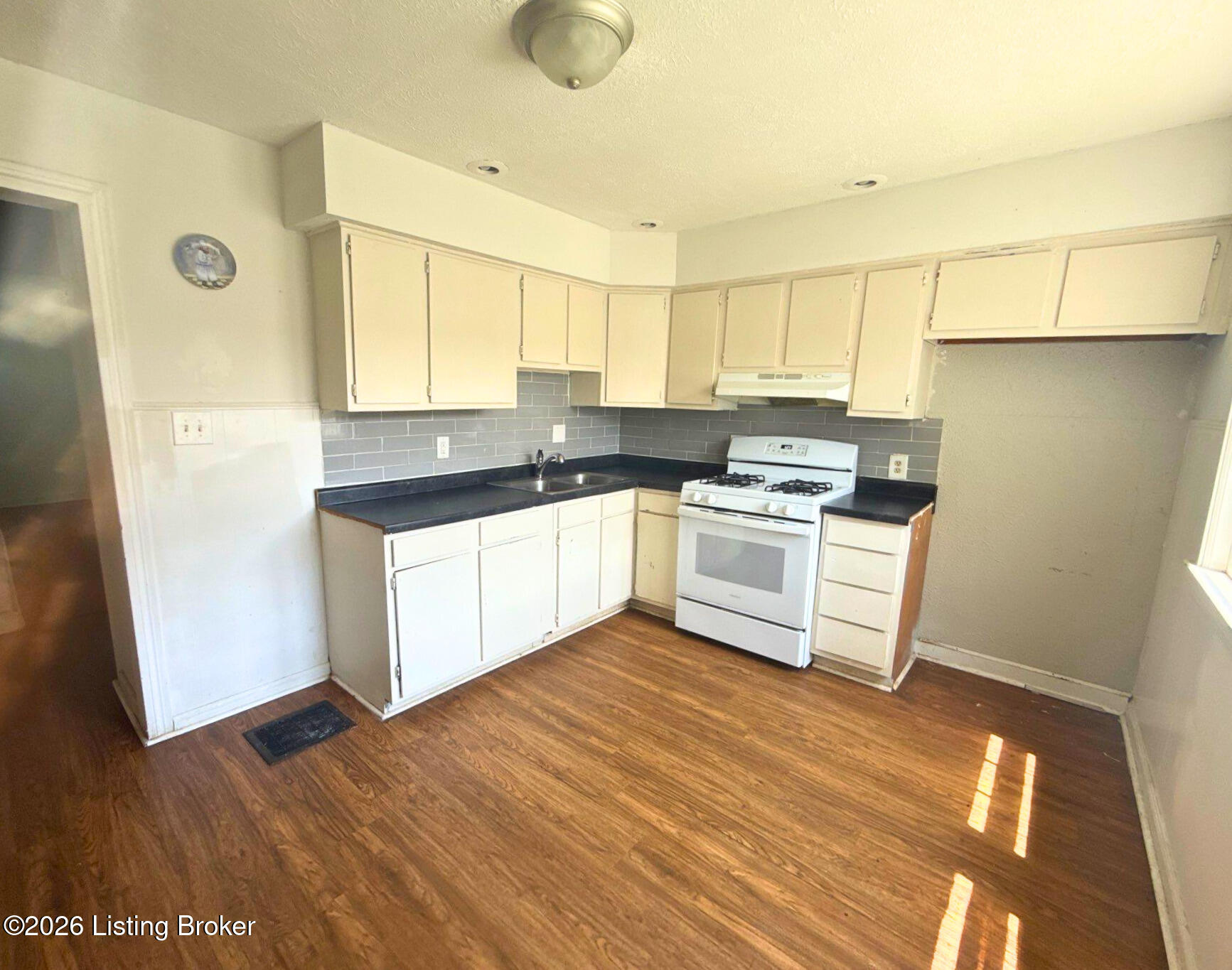 2901 Montana Ave Property Photo 6