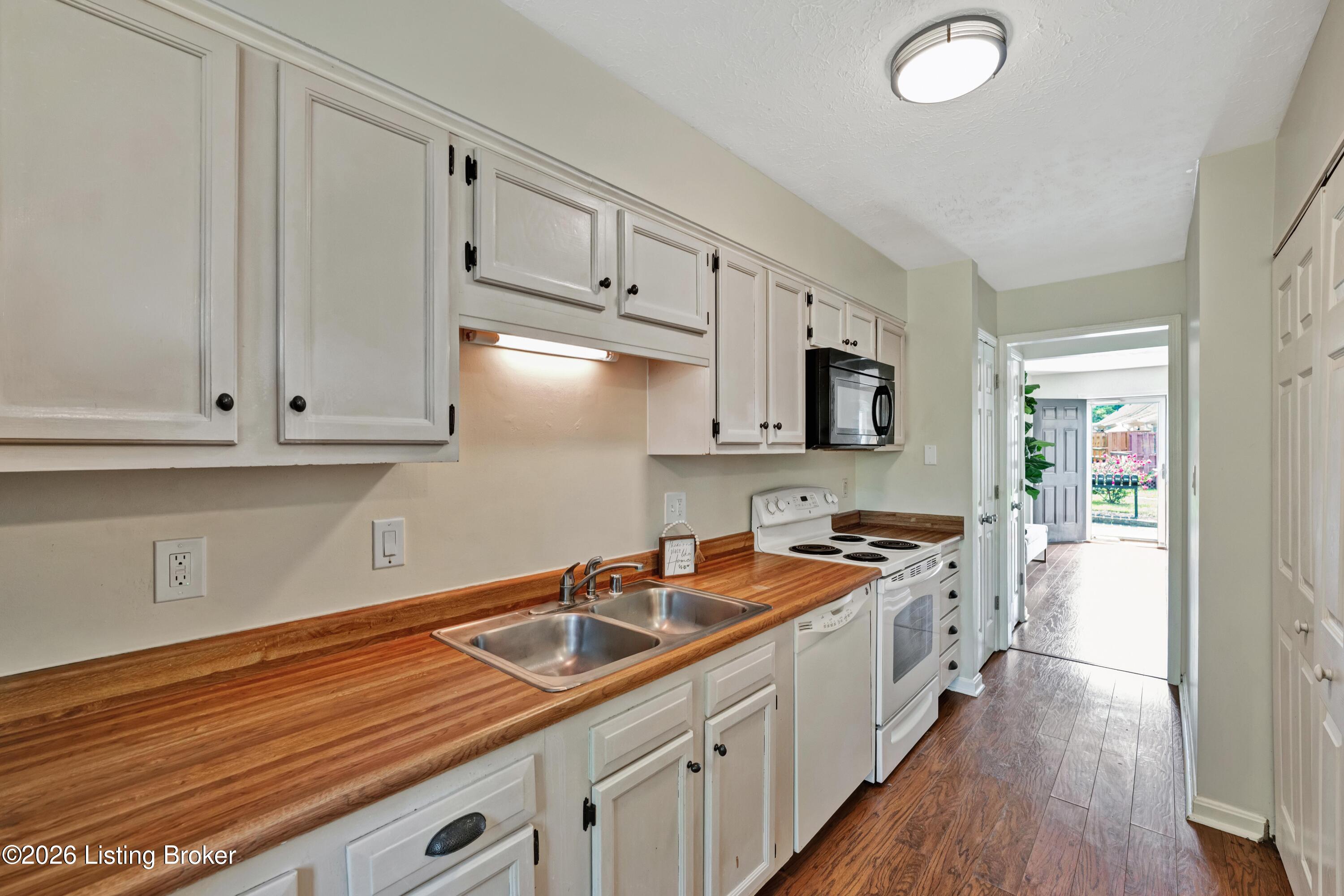 10787 Colonial Woods Way Property Photo 7