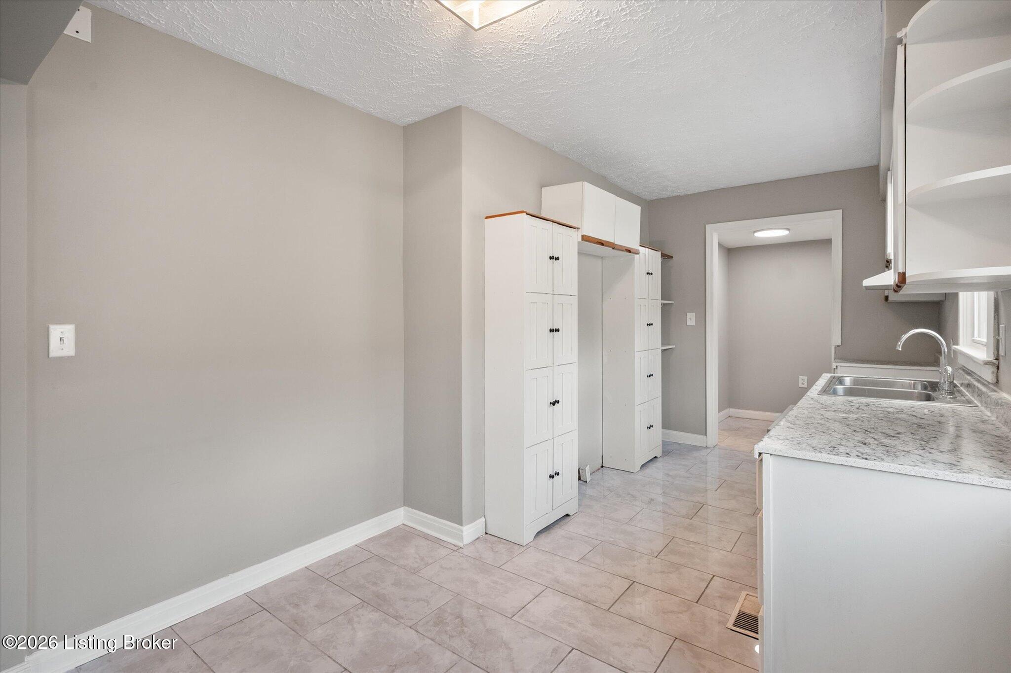 2455 Lindbergh Dr Property Photo 9