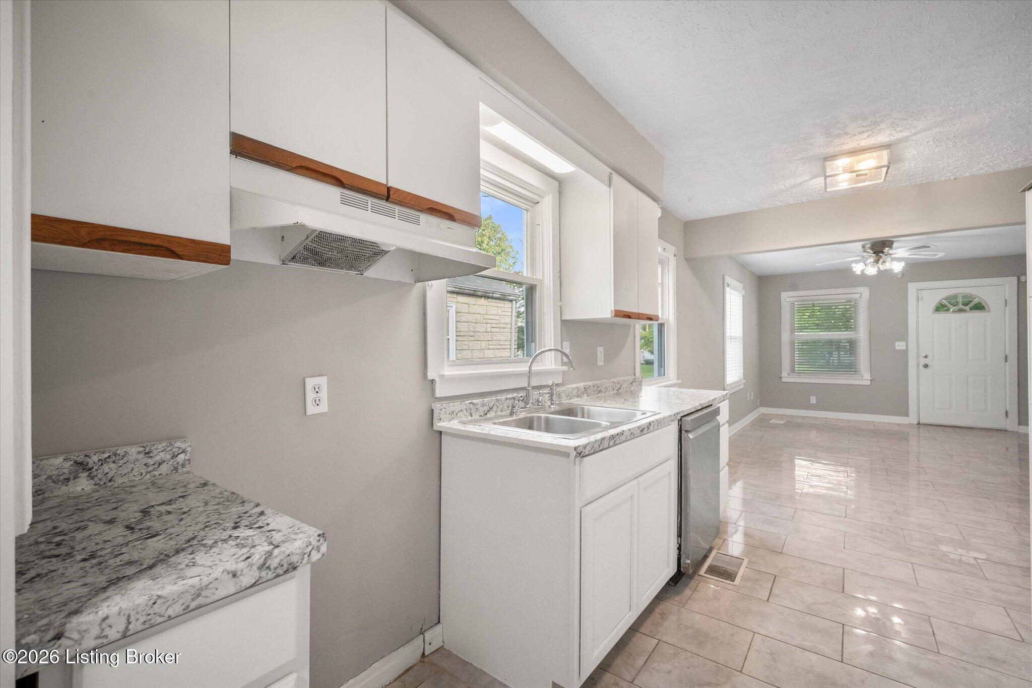2455 Lindbergh Dr Property Photo 12