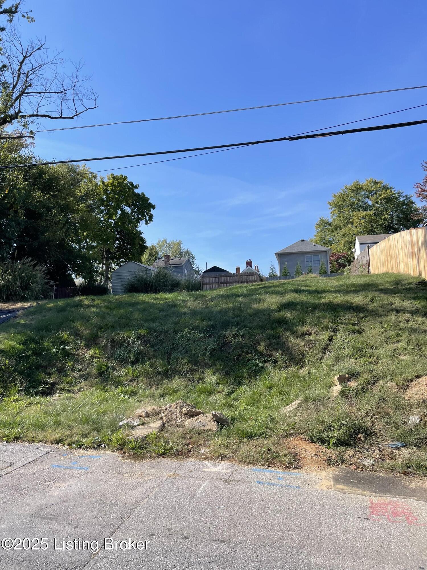 982 Brent St Property Photo 2