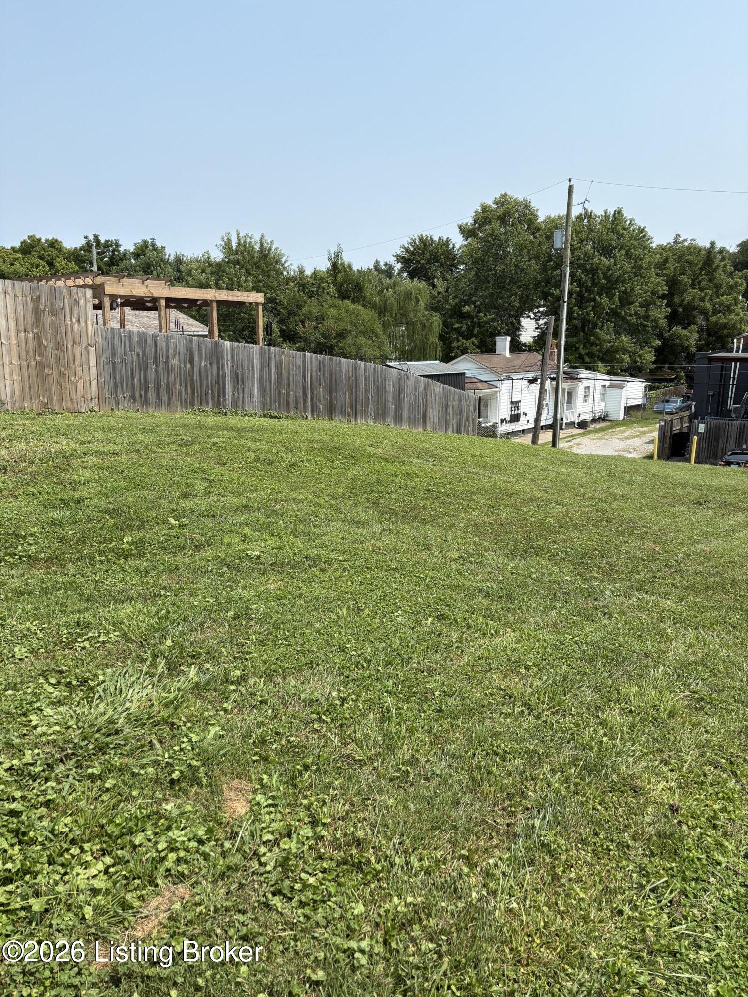 982 Brent St Property Photo 4
