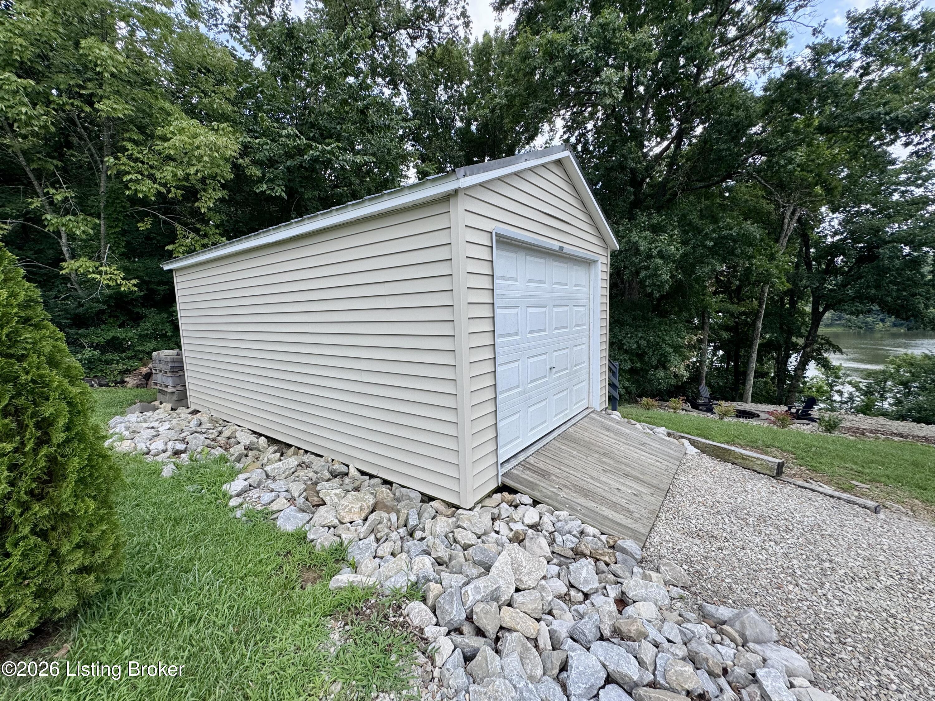 755 Meadow Lake Ln Property Photo 6
