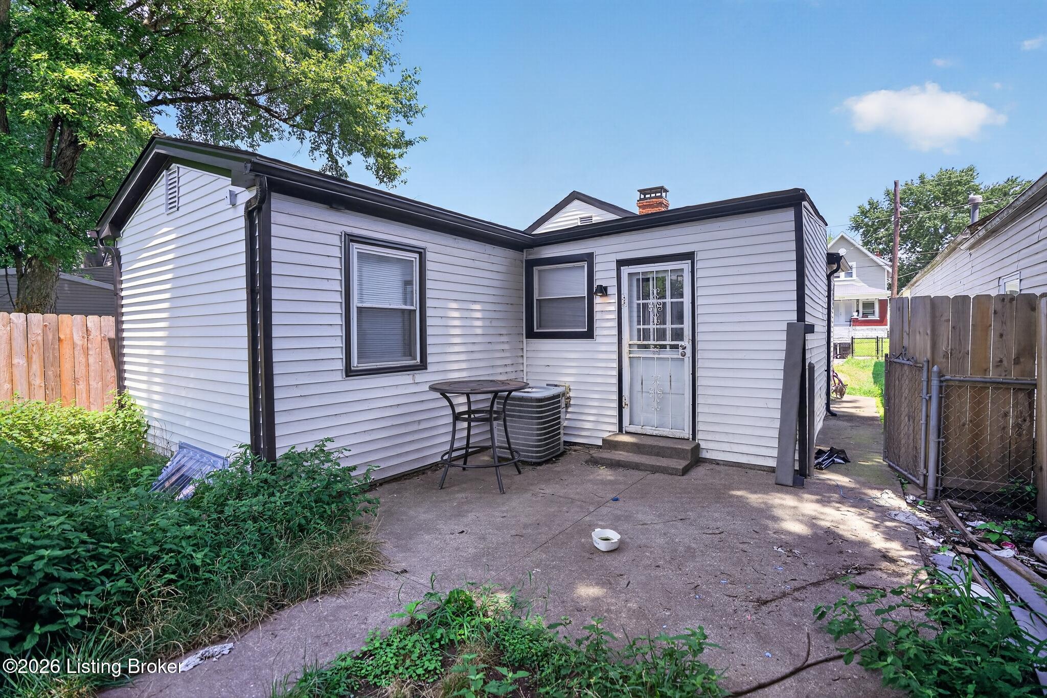 2206 Saint Xavier St Property Photo 4