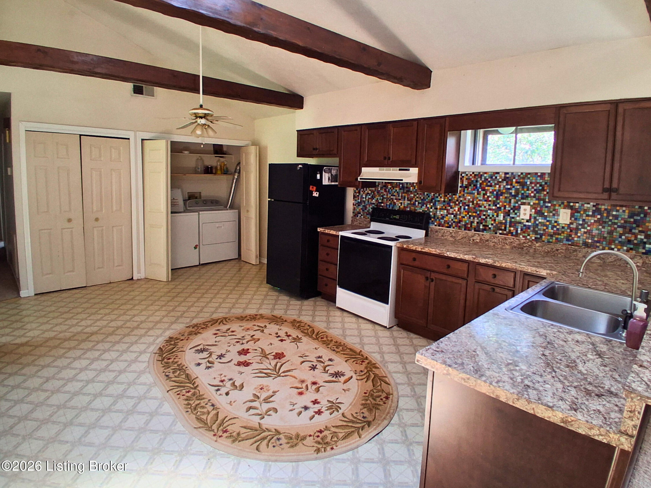 2510 Cambridge Dr Property Photo 3