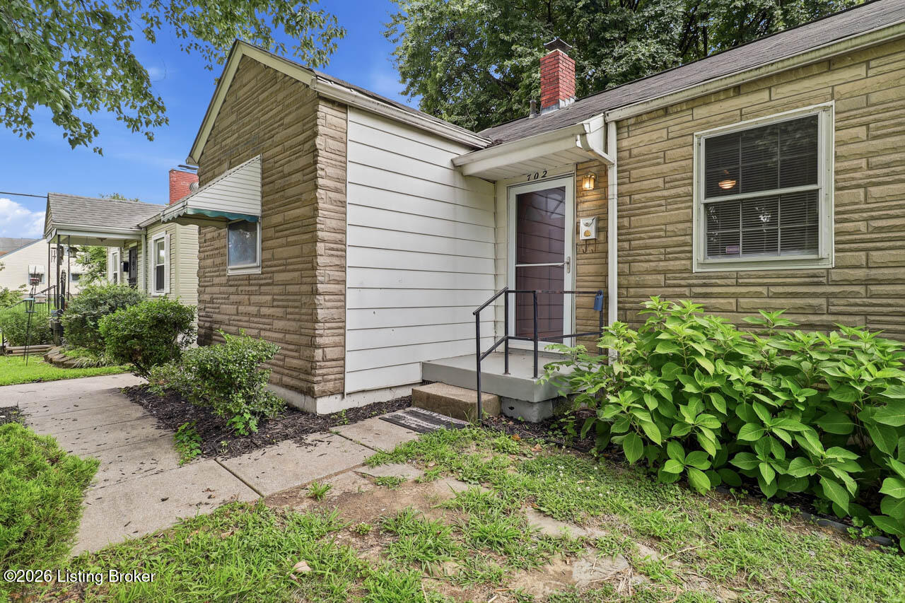702 Compton St Property Photo 4