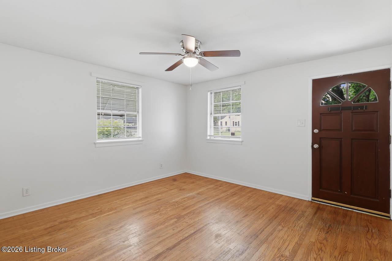 702 Compton St Property Photo 8