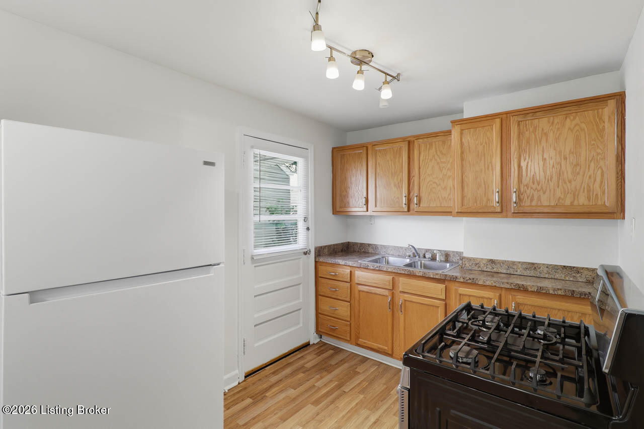 702 Compton St Property Photo 10