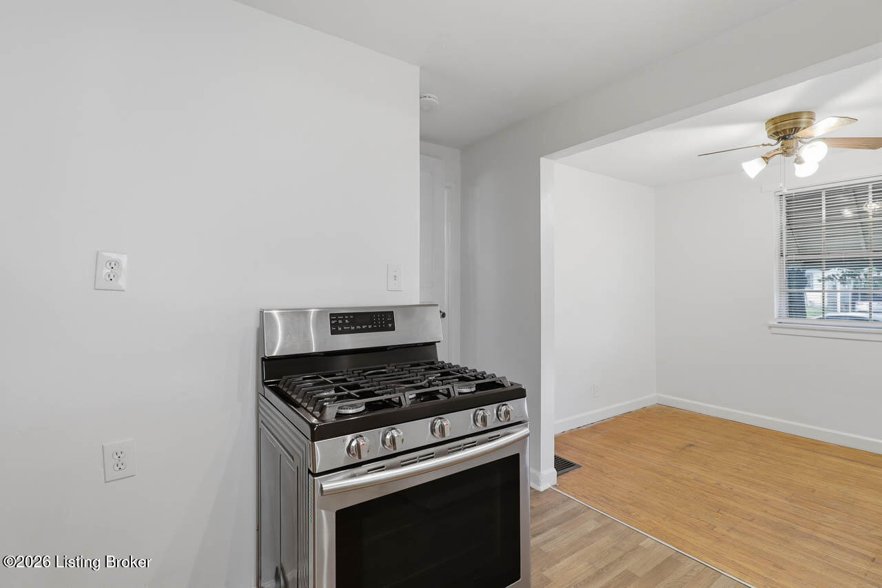 702 Compton St Property Photo 11