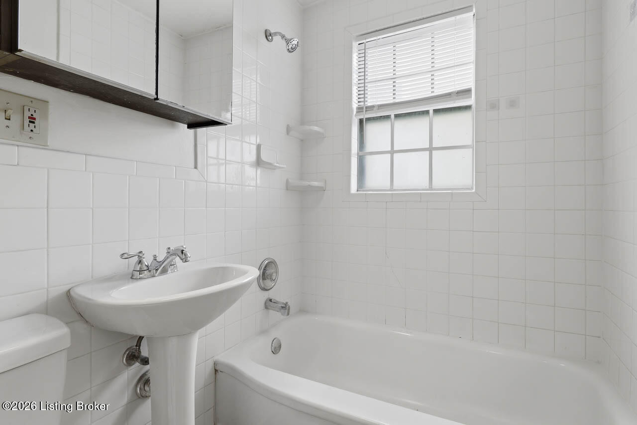 702 Compton St Property Photo 24