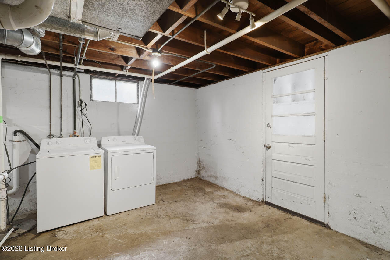 702 Compton St Property Photo 34