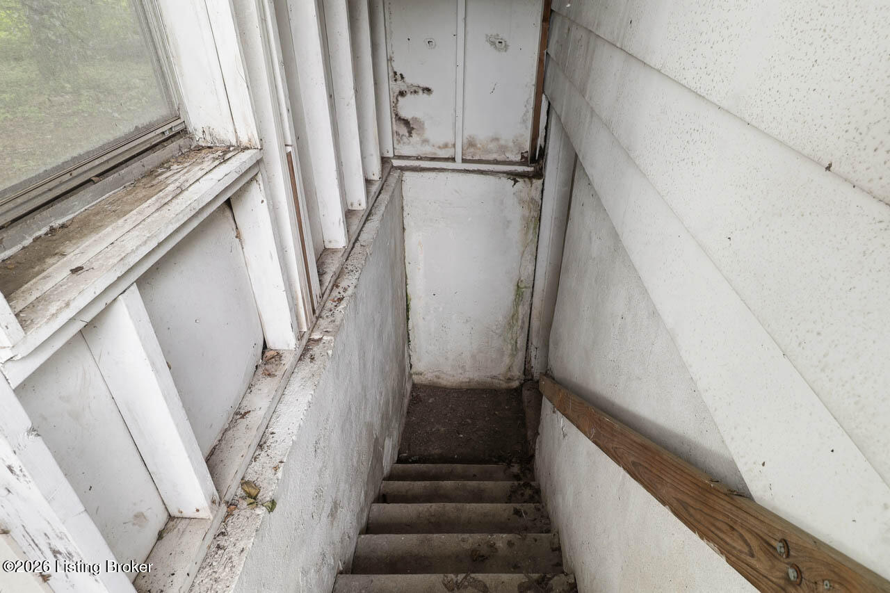 702 Compton St Property Photo 37