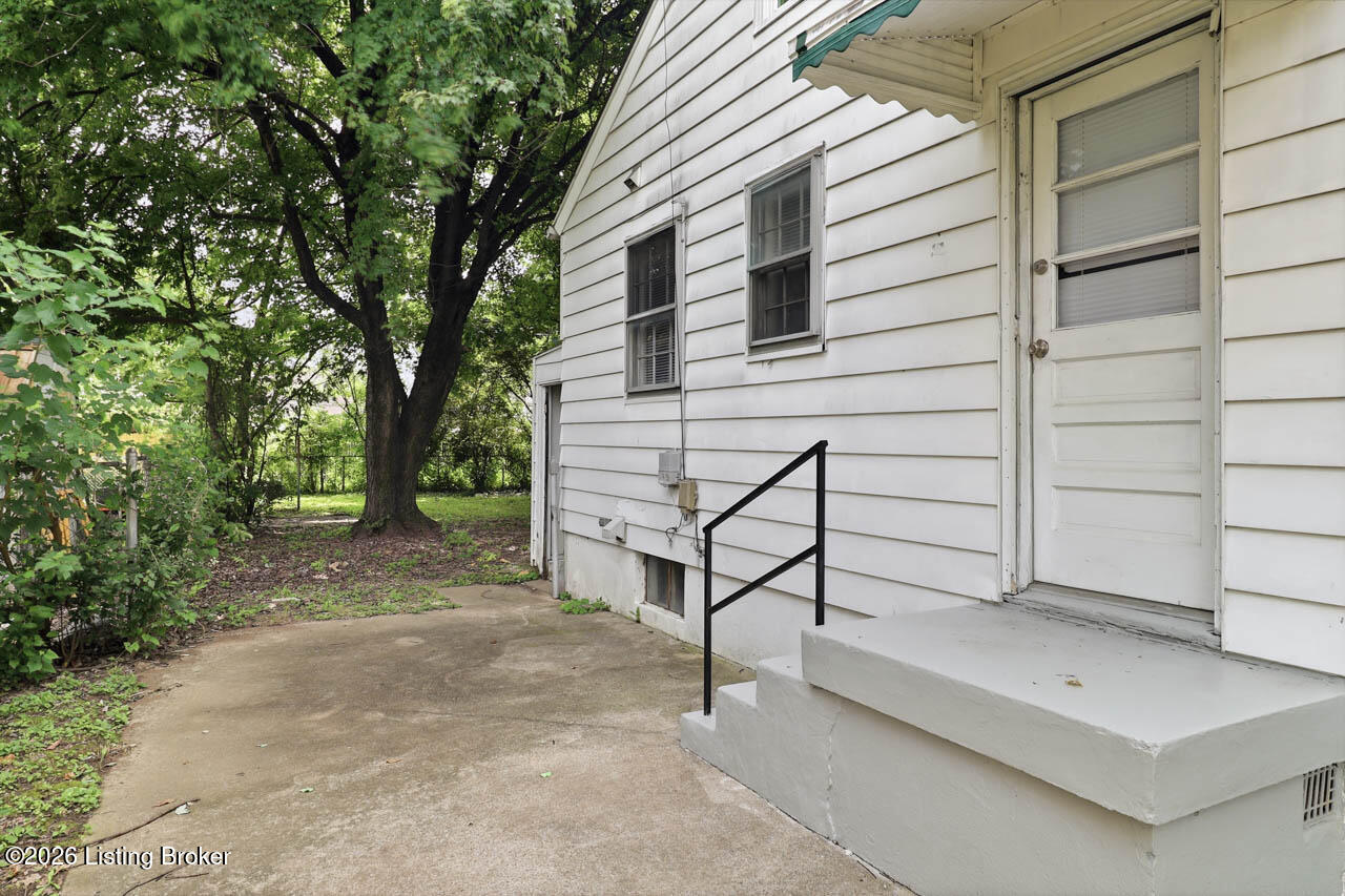702 Compton St Property Photo 38