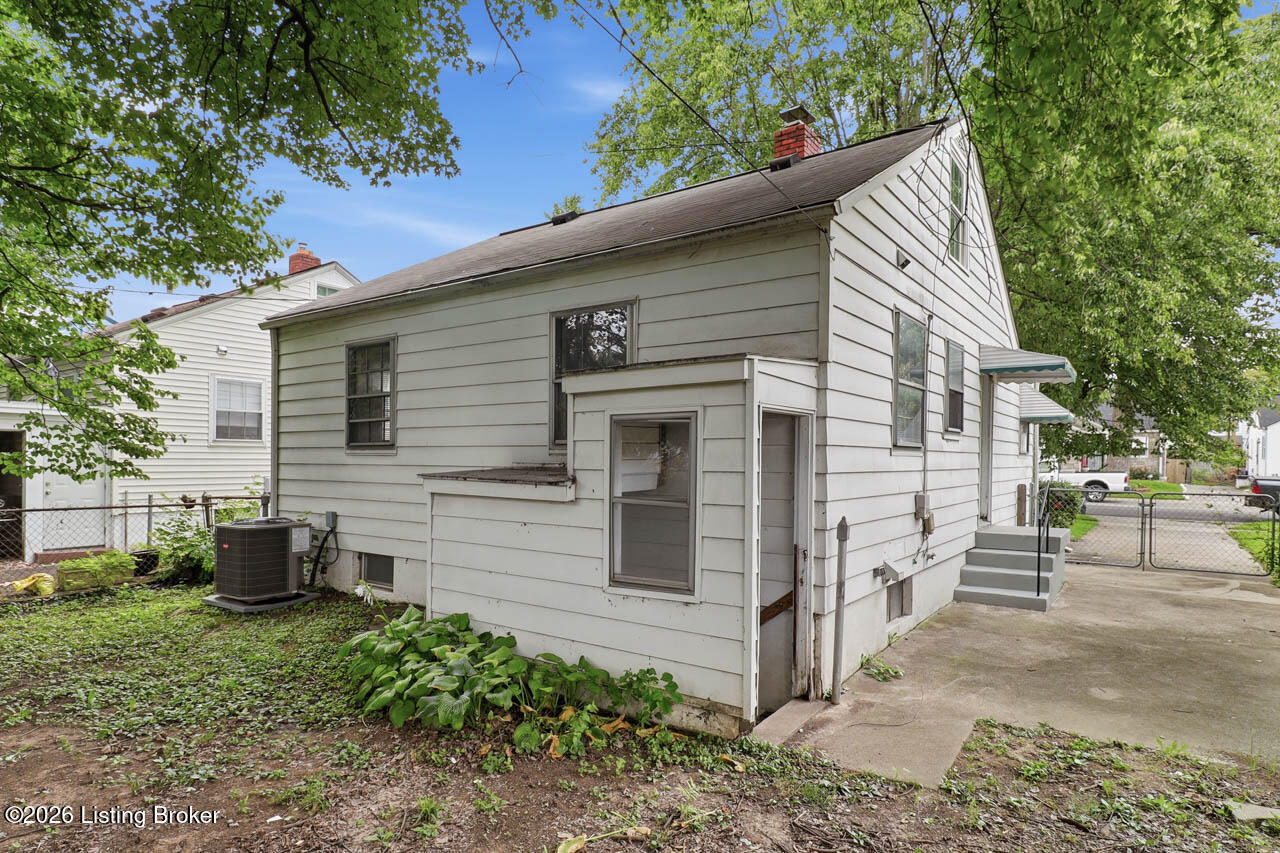 702 Compton St Property Photo 39