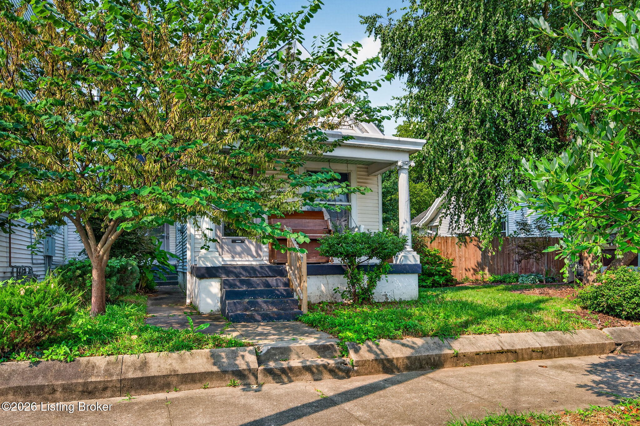 1112 Milton St Property Photo 2